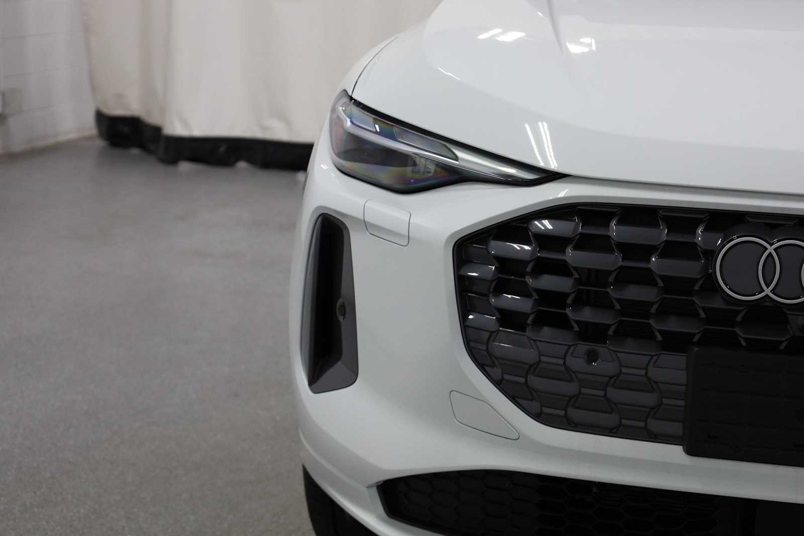 Thumbnail: 2025 Audi Q5 - 14