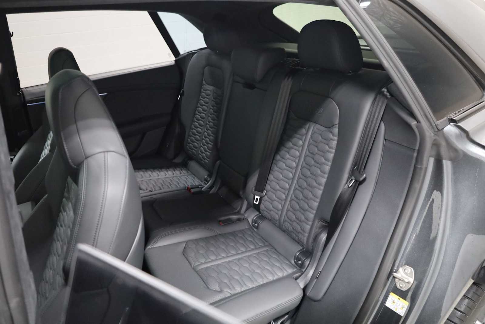 Thumbnail: 2026 Audi RS Q8 - 33