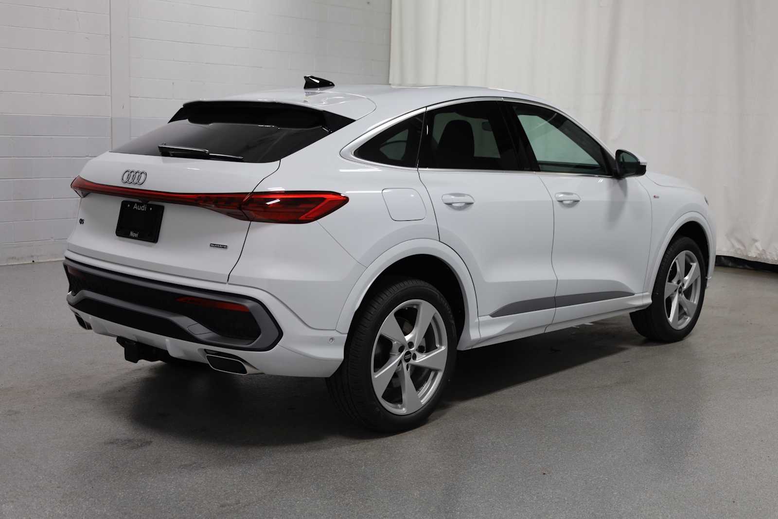 Thumbnail: 2025 Audi Q5 - 9