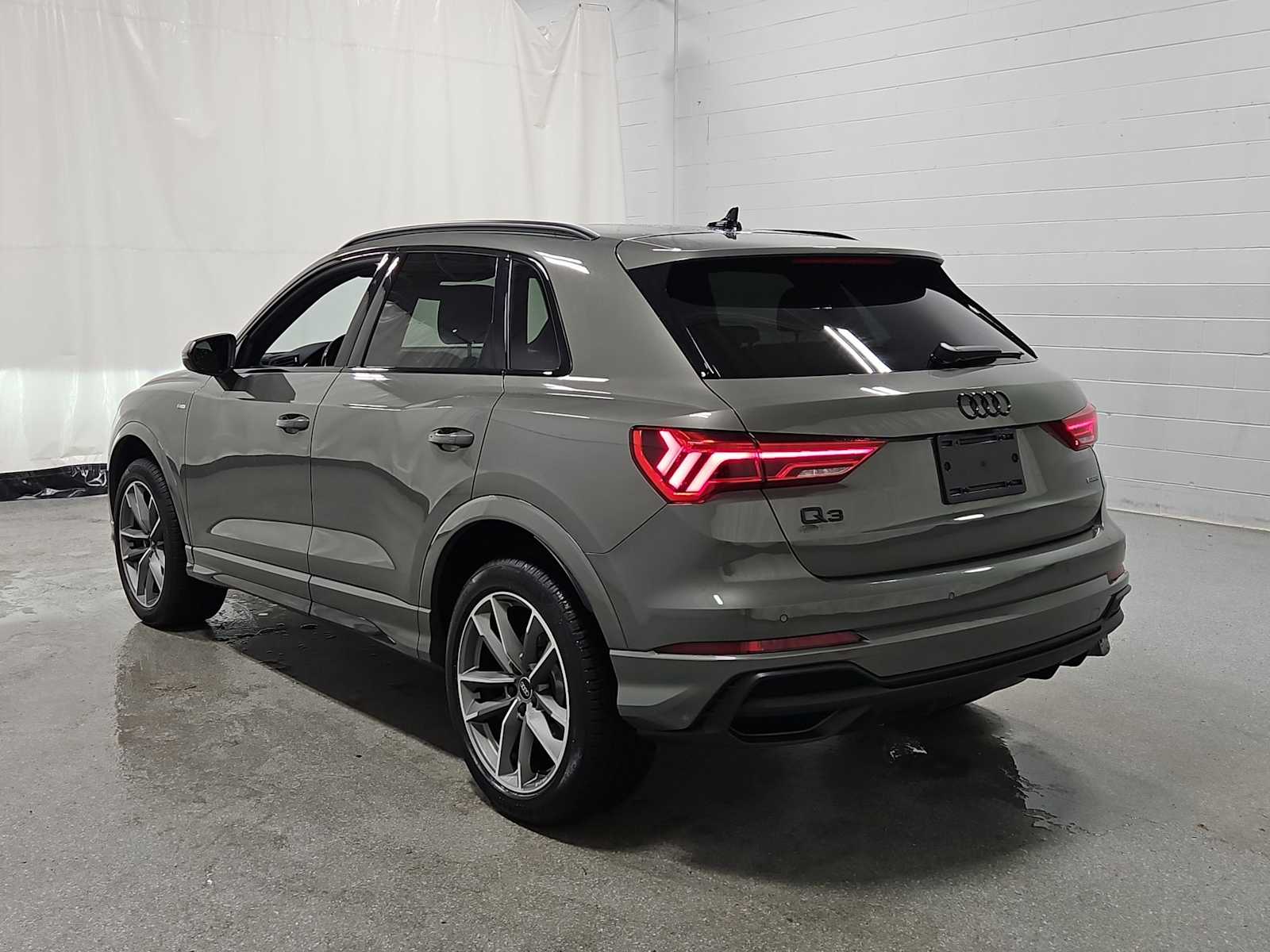 Thumbnail: 2023 Audi Q3 - 4