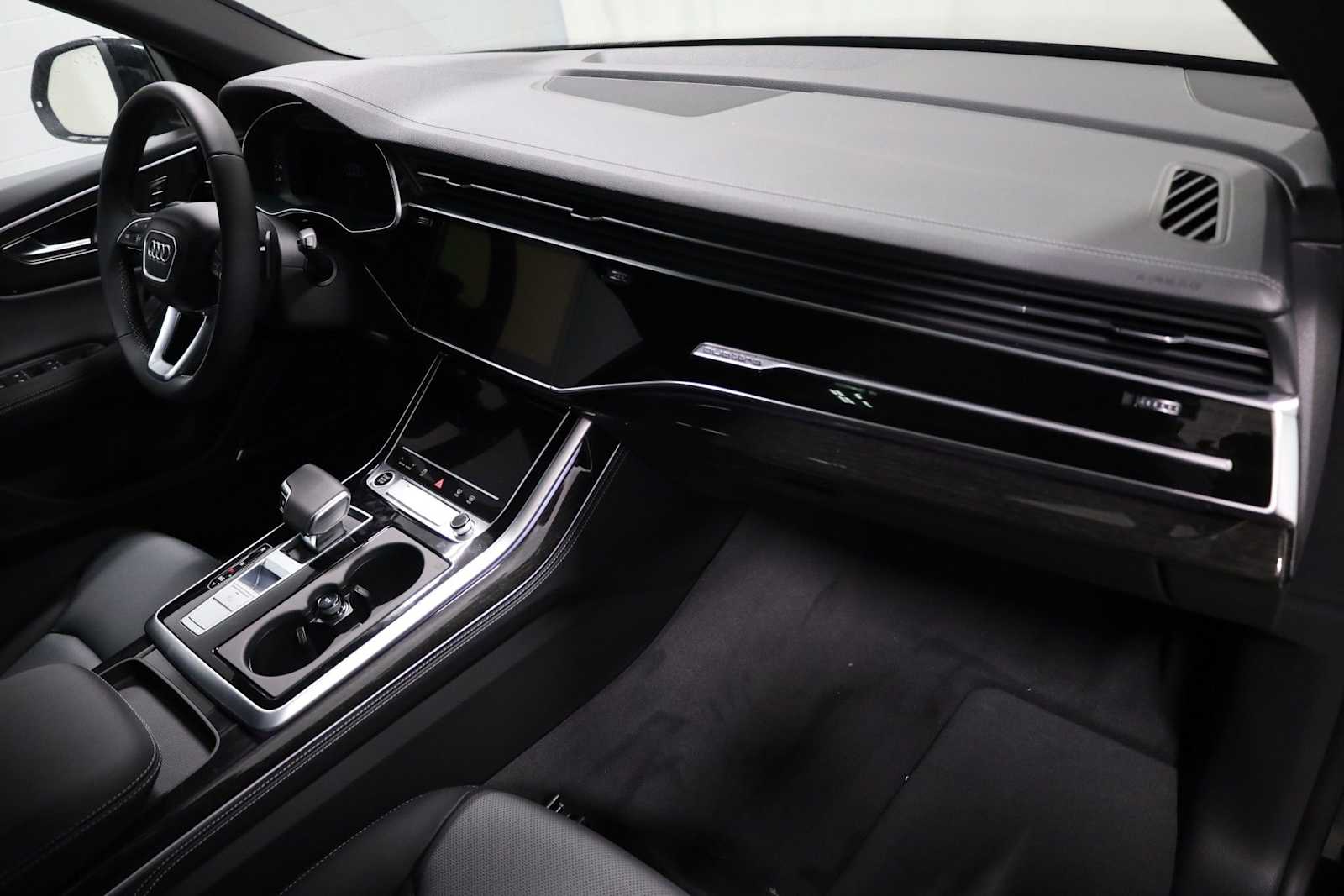 Thumbnail: 2026 Audi Q8 - 6