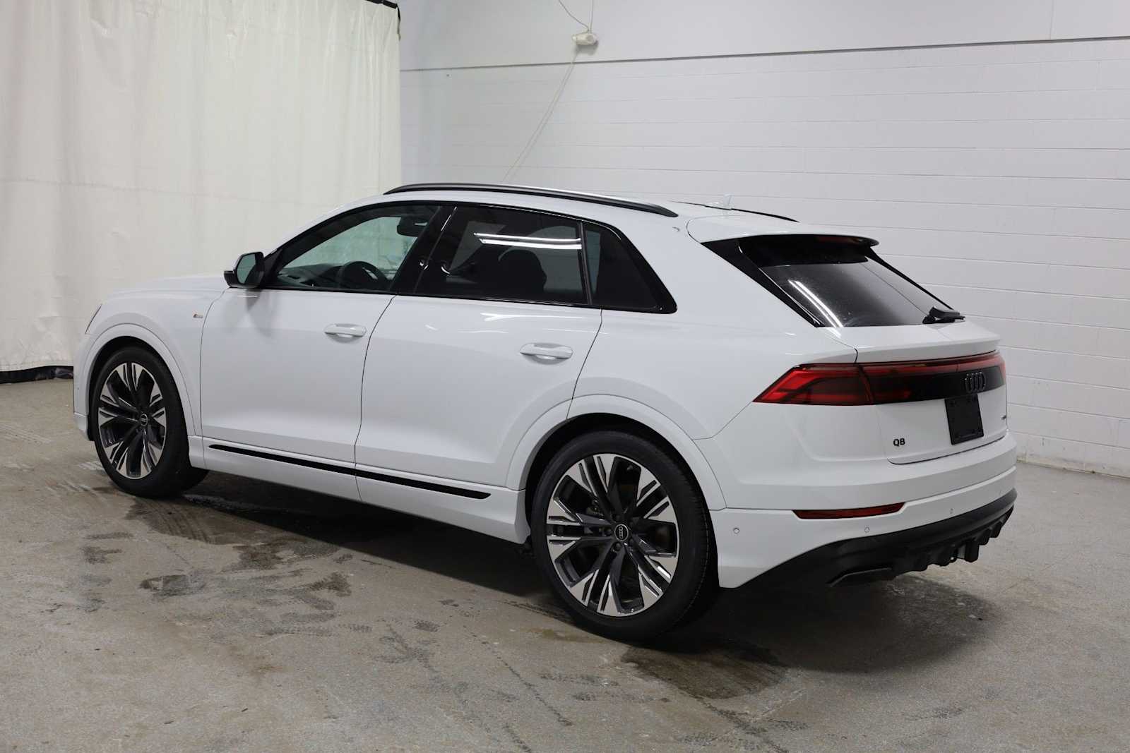 Thumbnail: 2026 Audi Q8 - 3