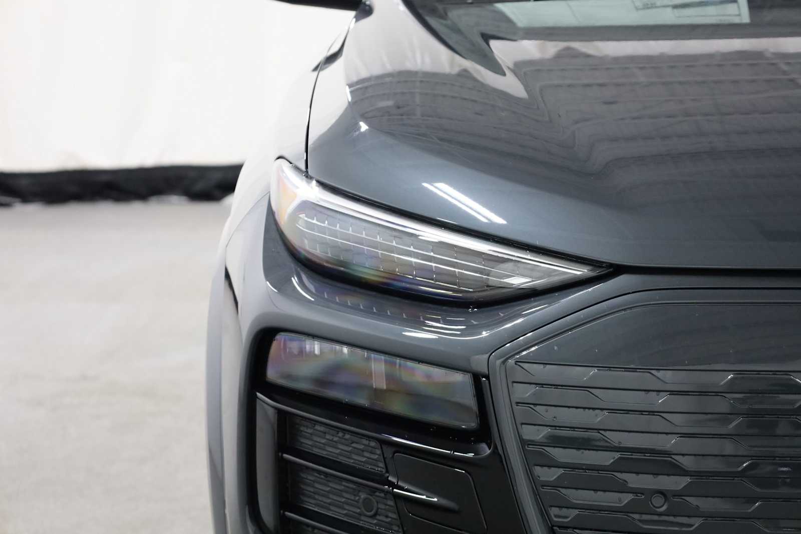 Thumbnail: 2025 Audi Q6 e-tron - 15