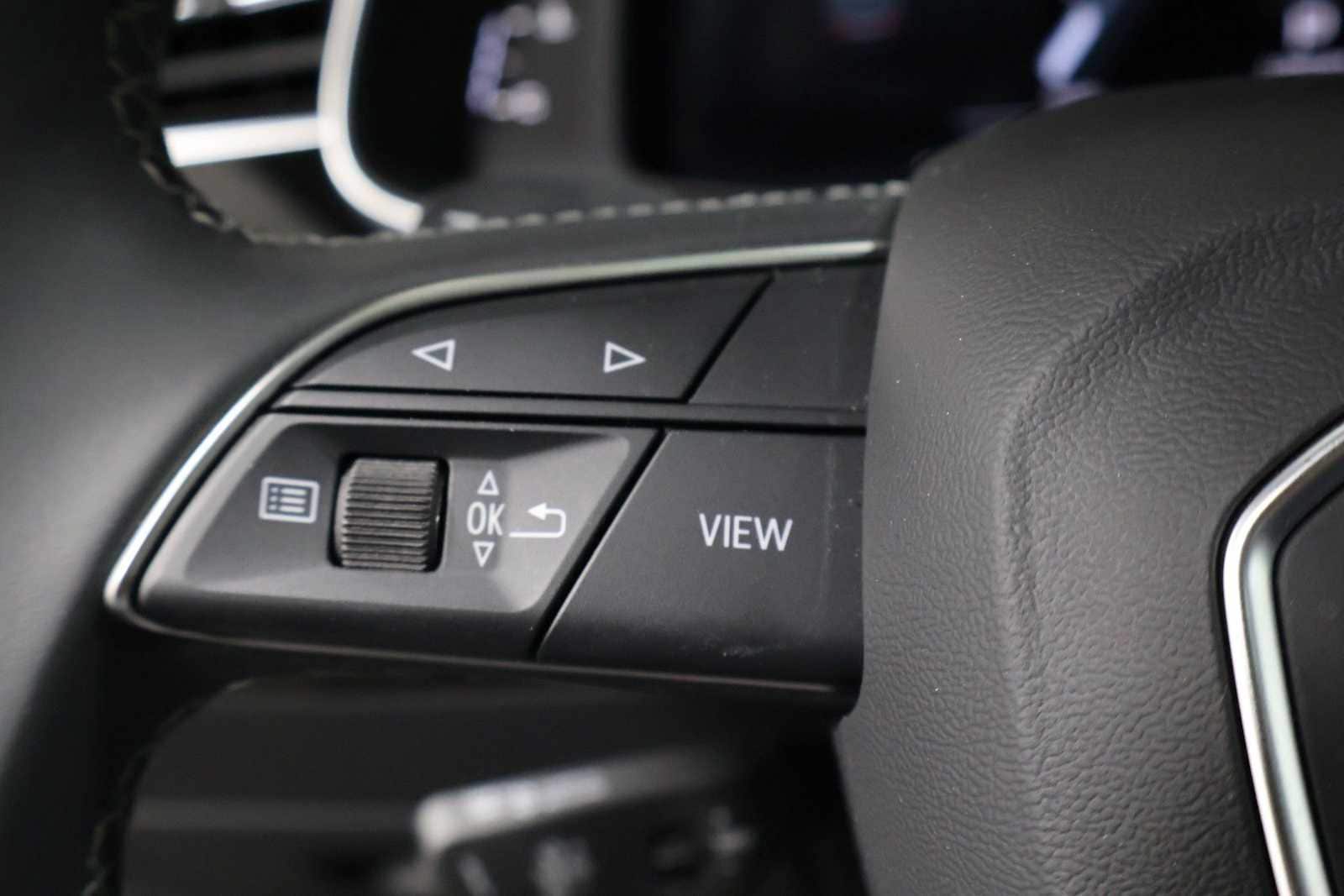 Thumbnail: 2025 Audi Q8 - 25