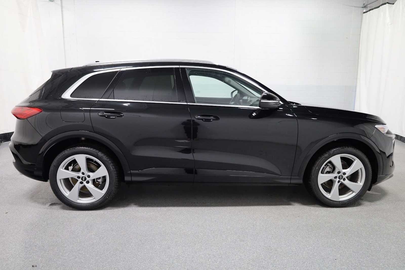 Thumbnail: 2025 Audi Q5 - 10