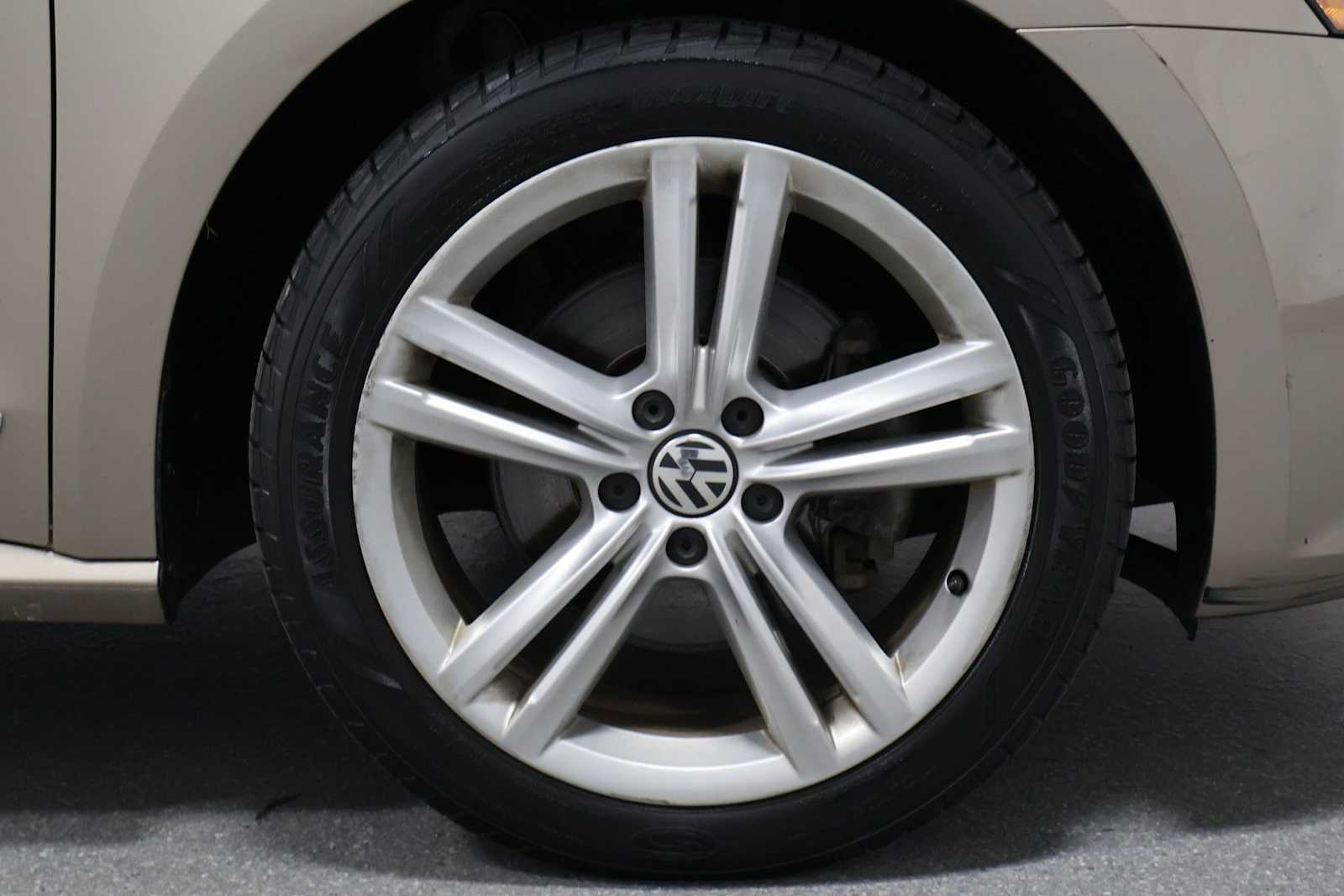 Thumbnail: 2015 Volkswagen Passat - 12