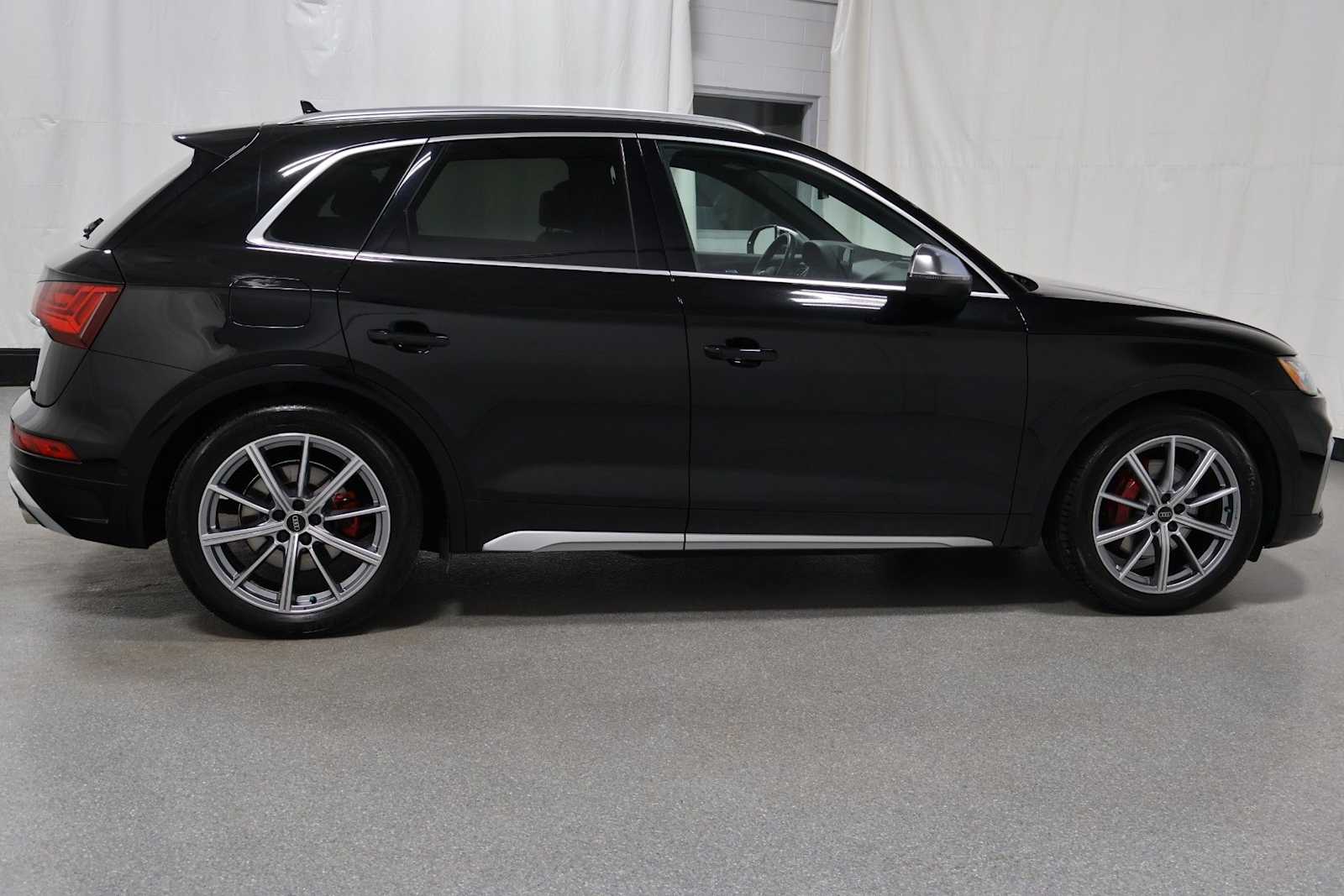 Thumbnail: 2023 Audi SQ5 - 10