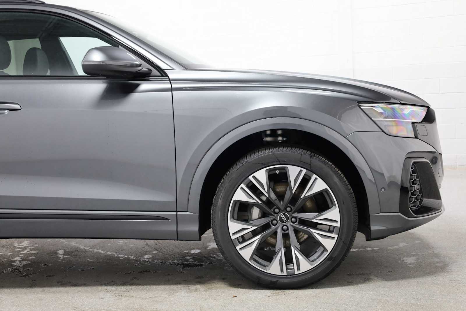 2025 Audi Q8 55 Premium Plus photo 4
