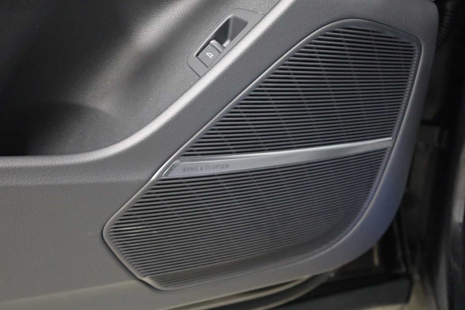 Thumbnail: 2026 Audi RS Q8 - 17