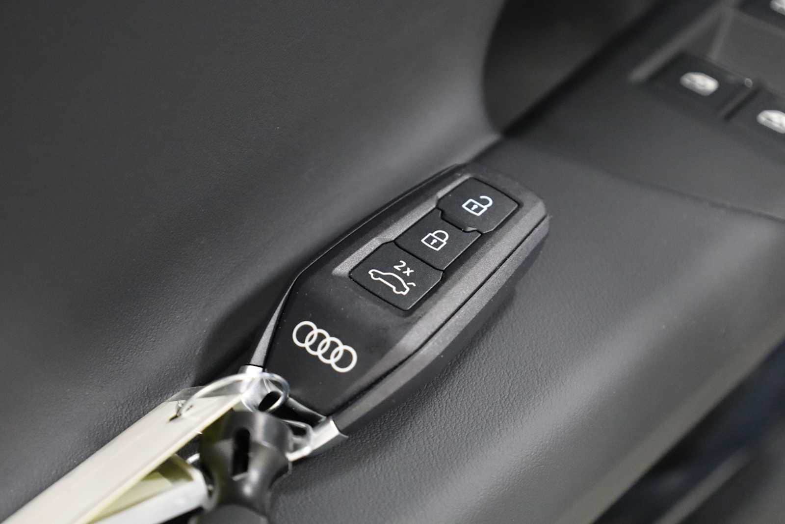 Thumbnail: 2025 Audi Q6 e-tron - 40