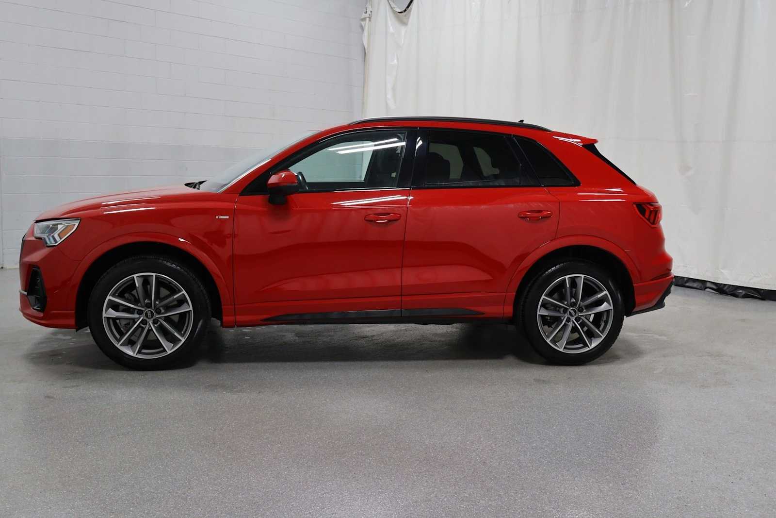 Thumbnail: 2023 Audi Q3 - 2