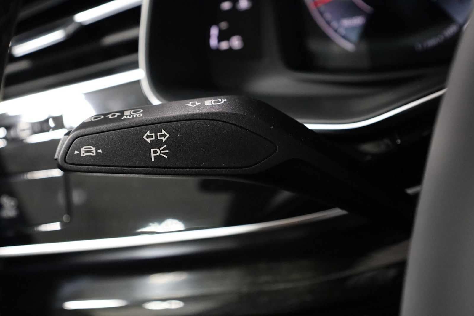 Thumbnail: 2026 Audi Q8 - 36