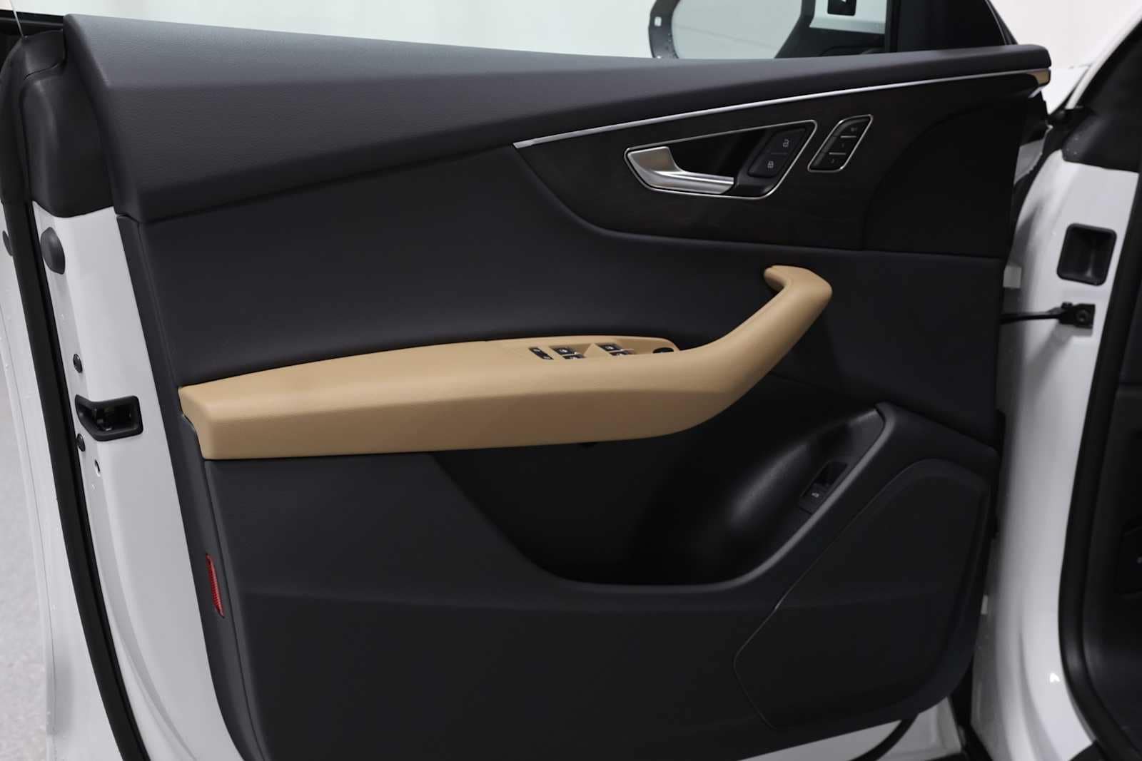 Thumbnail: 2025 Audi Q8 - 16