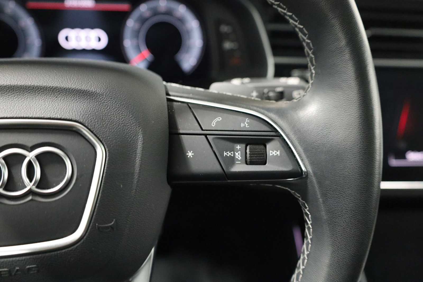 Thumbnail: 2023 Audi Q8 - 25