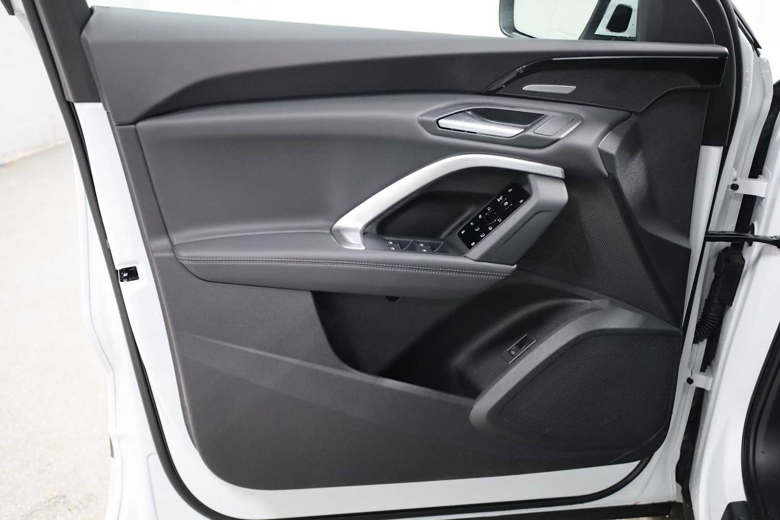 Thumbnail: 2025 Audi Q5 - 16