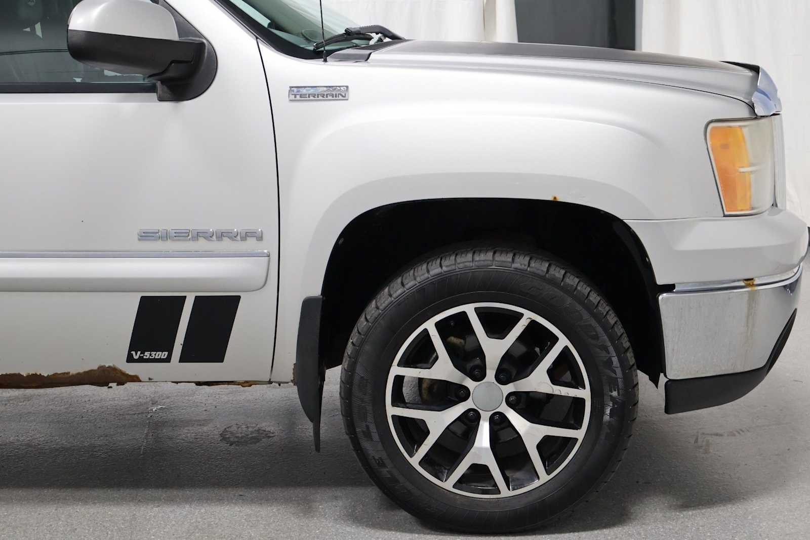 Thumbnail: 2010 GMC Sierra 1500 - 11