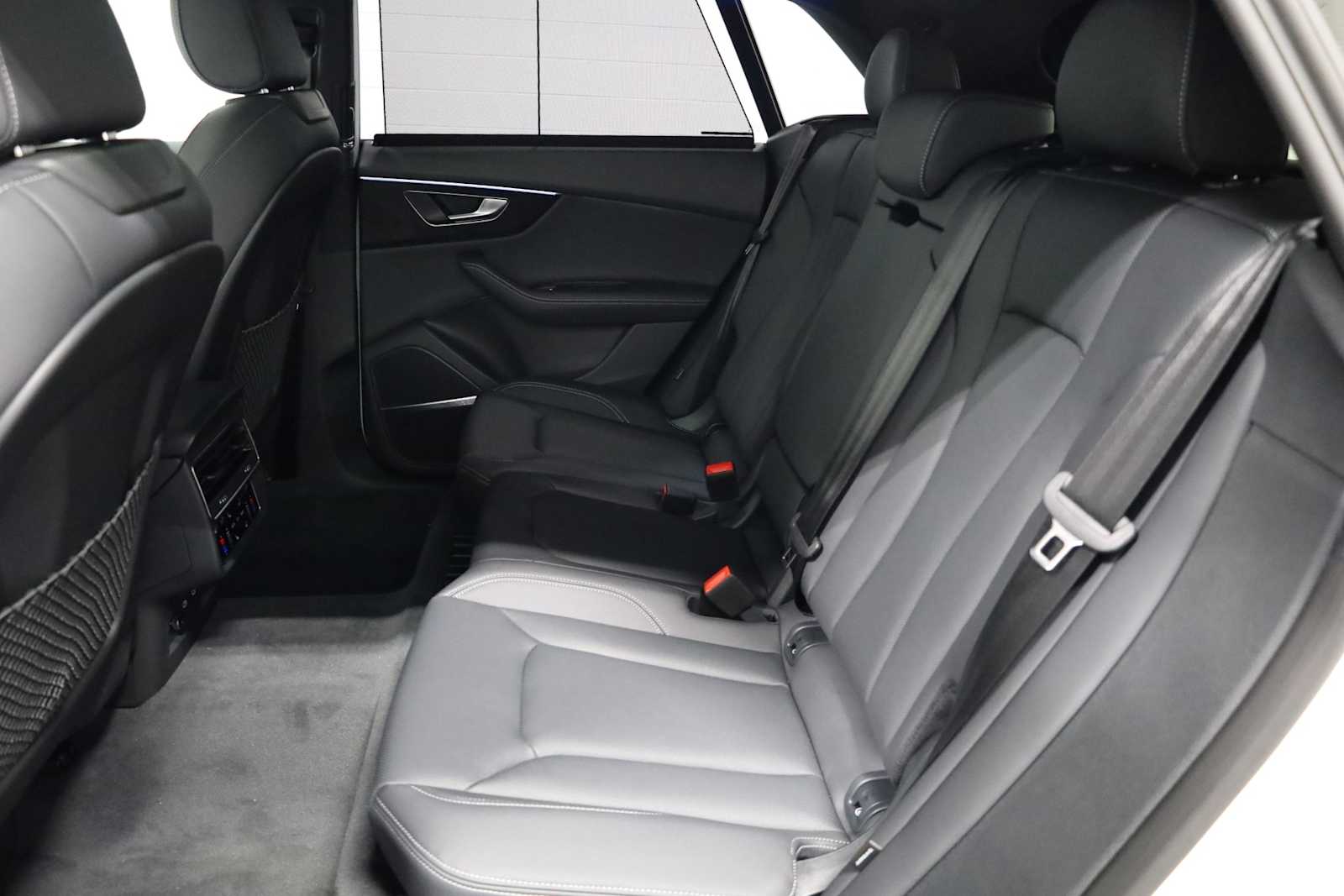 Thumbnail: 2026 Audi Q8 - 41