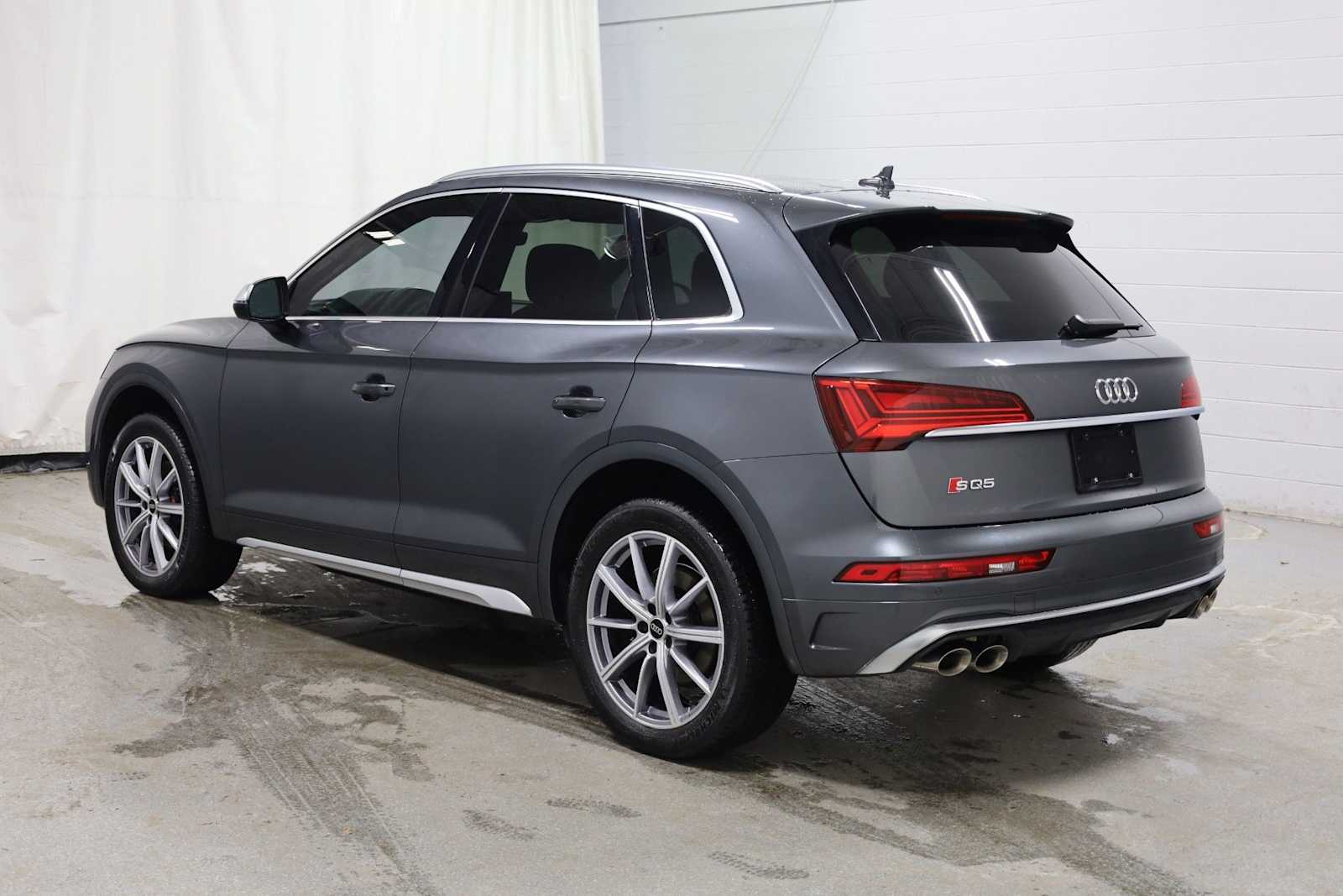 Thumbnail: 2023 Audi SQ5 - 3