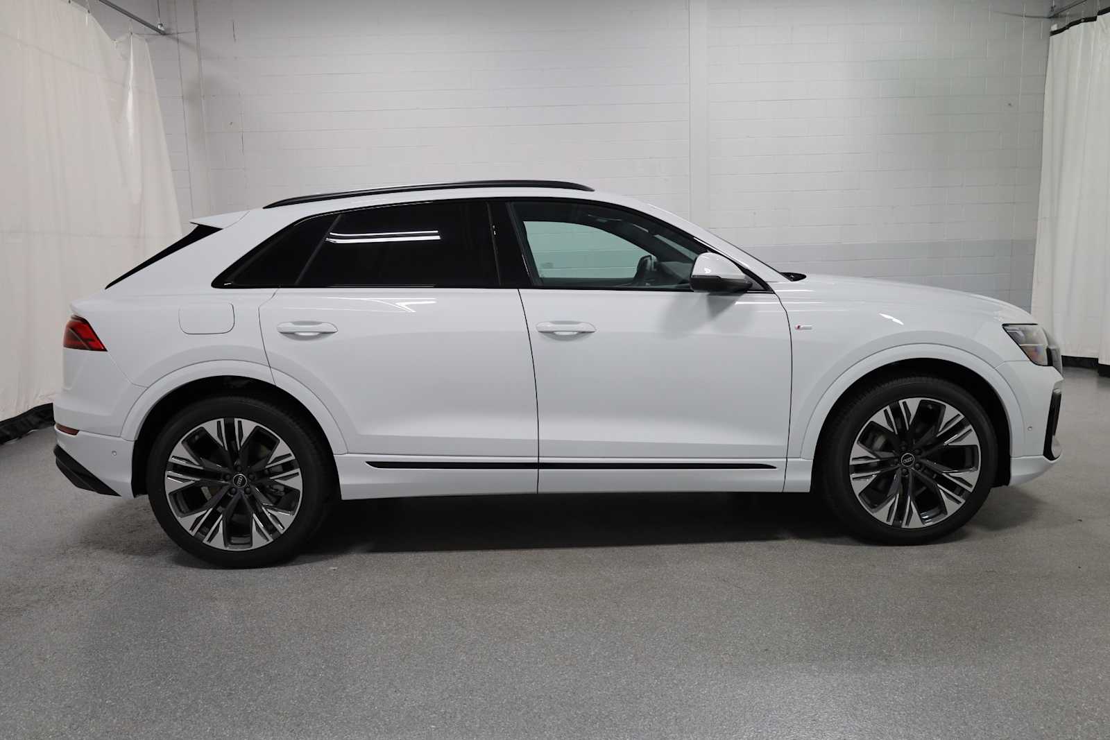 Thumbnail: 2026 Audi Q8 - 18