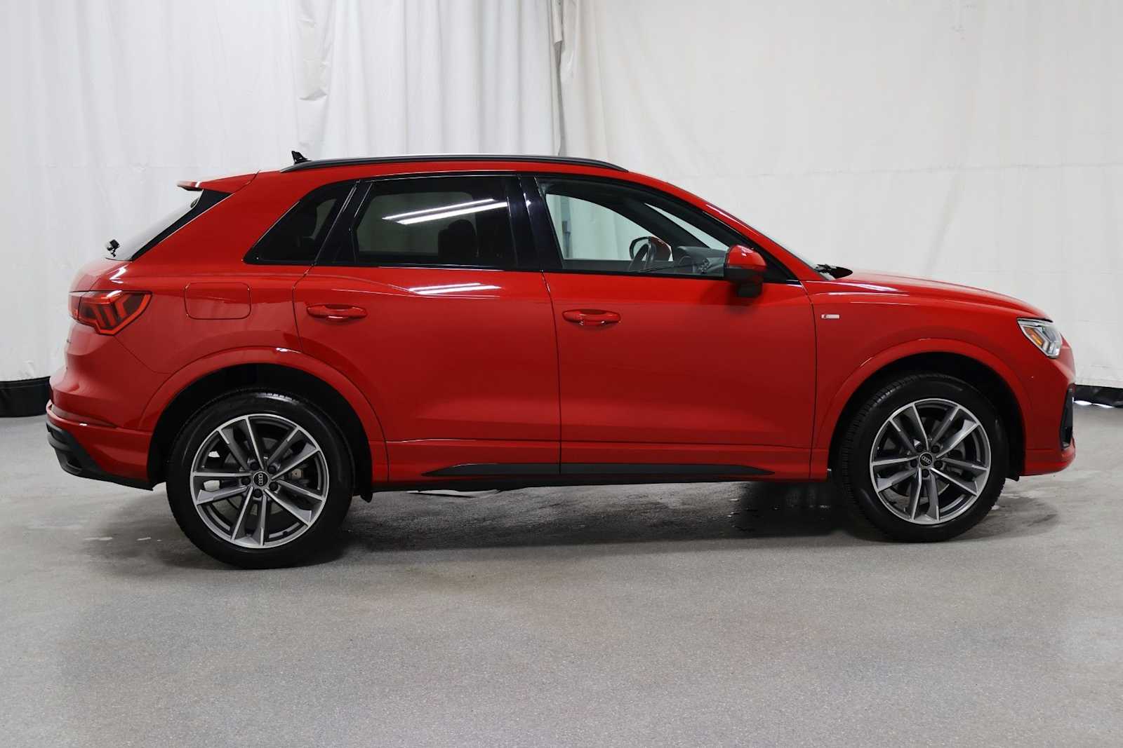 Thumbnail: 2023 Audi Q3 - 10