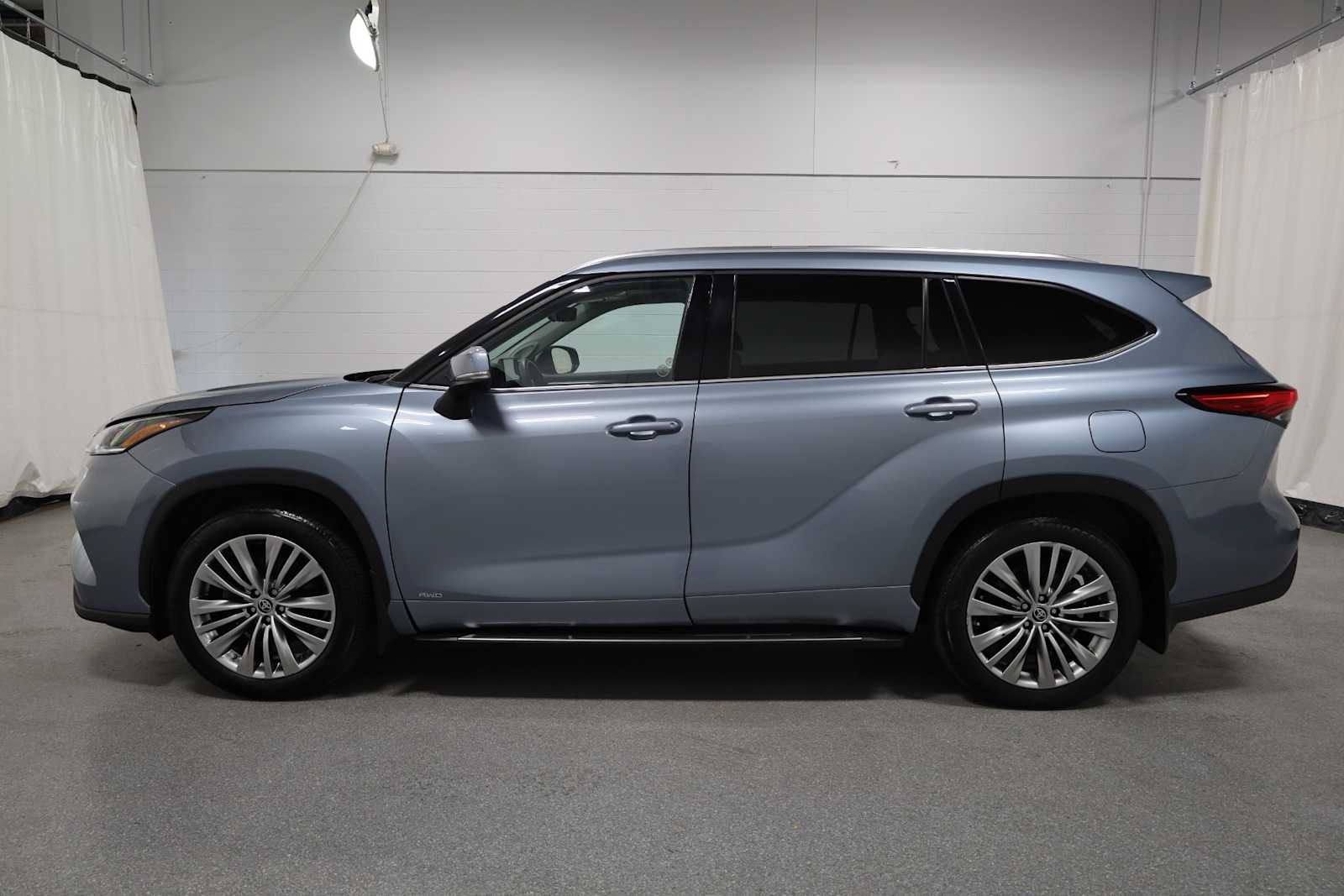 2022 Toyota Highlander Hybrid Platinum photo 2