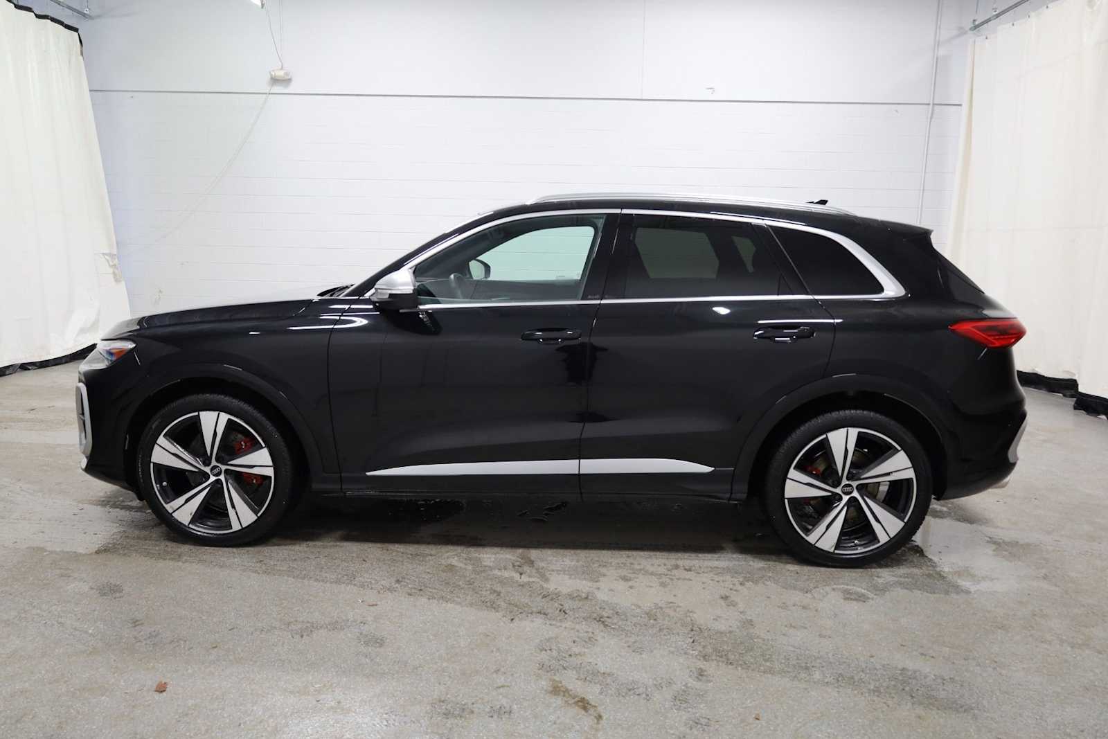 Thumbnail: 2025 Audi SQ5 - 2