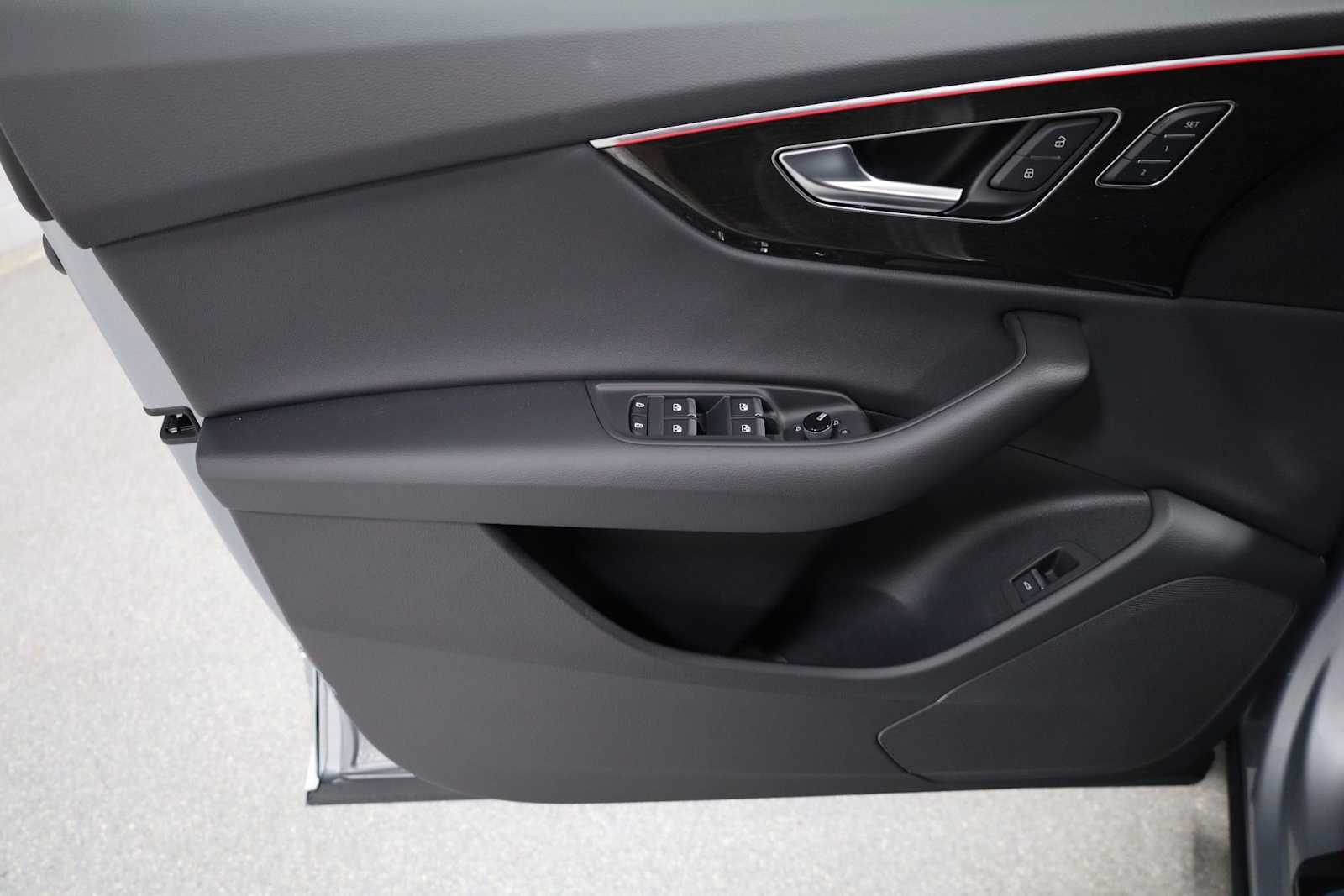 Thumbnail: 2025 Audi Q8 - 16