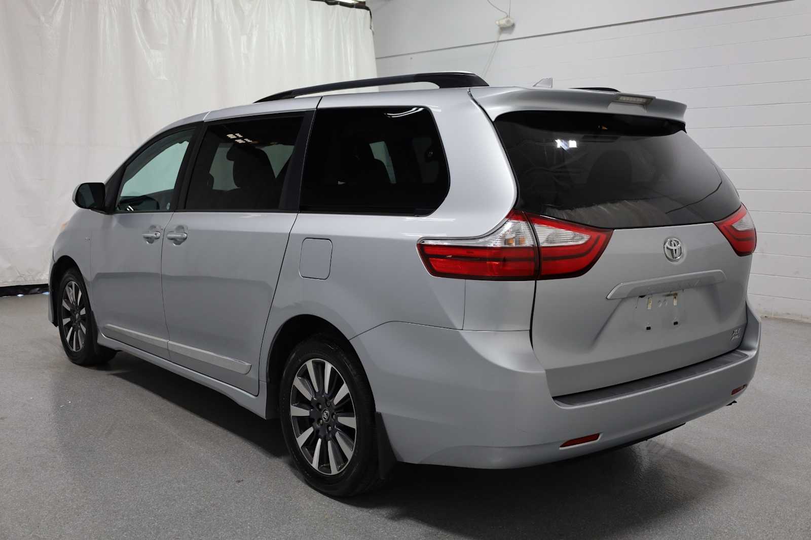 2019 Toyota Sienna XLE photo 3