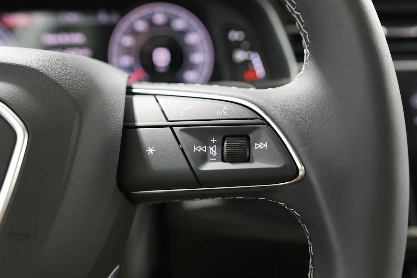 Thumbnail: 2025 Audi Q8 - 26