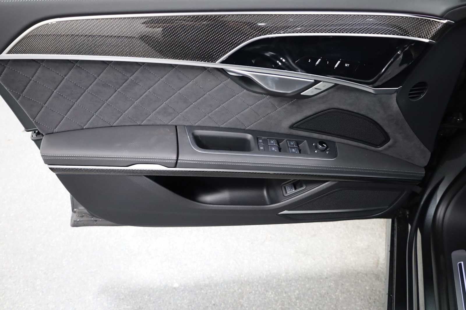 Thumbnail: 2025 Audi S8 - 16