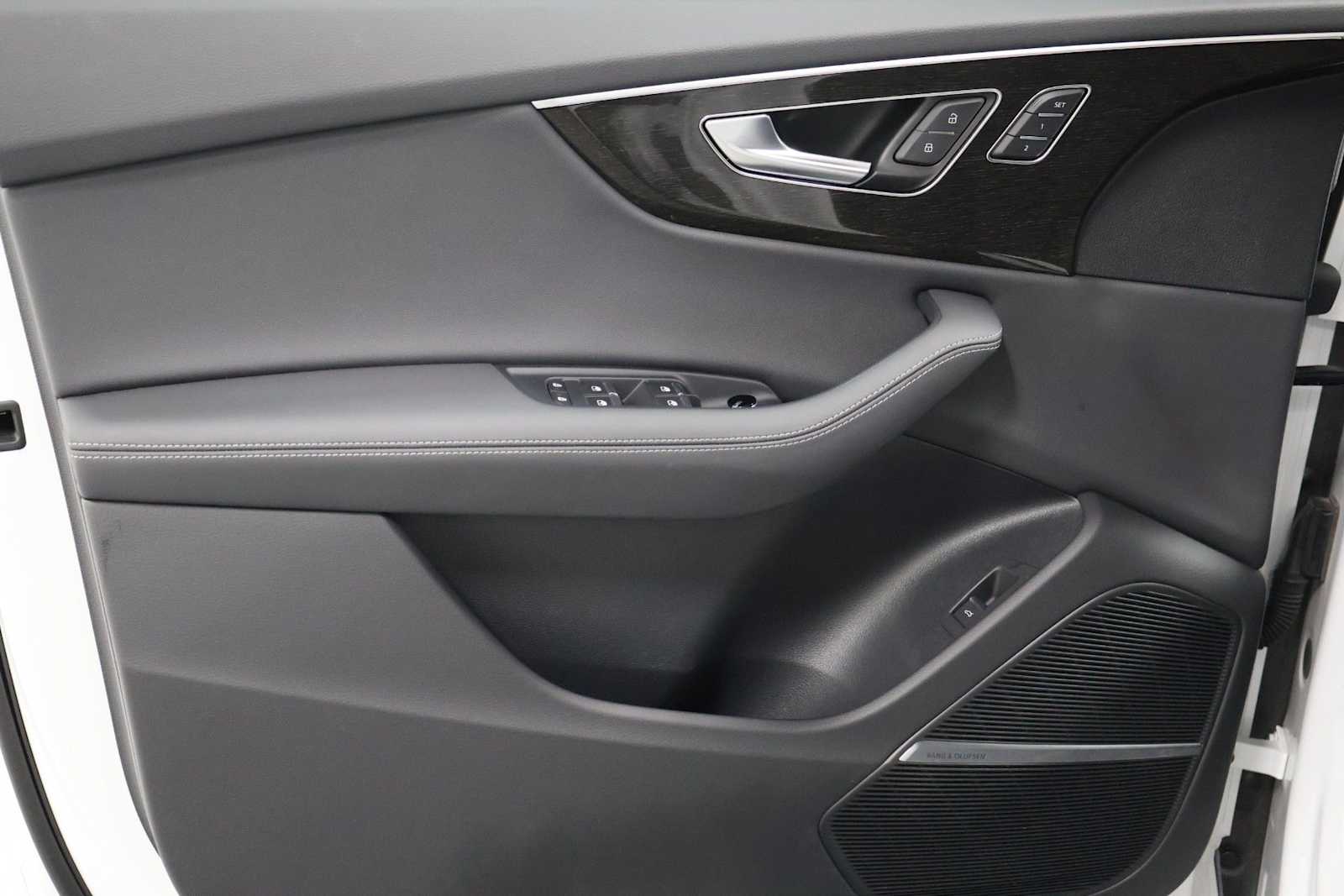 Thumbnail: 2025 Audi Q8 - 16