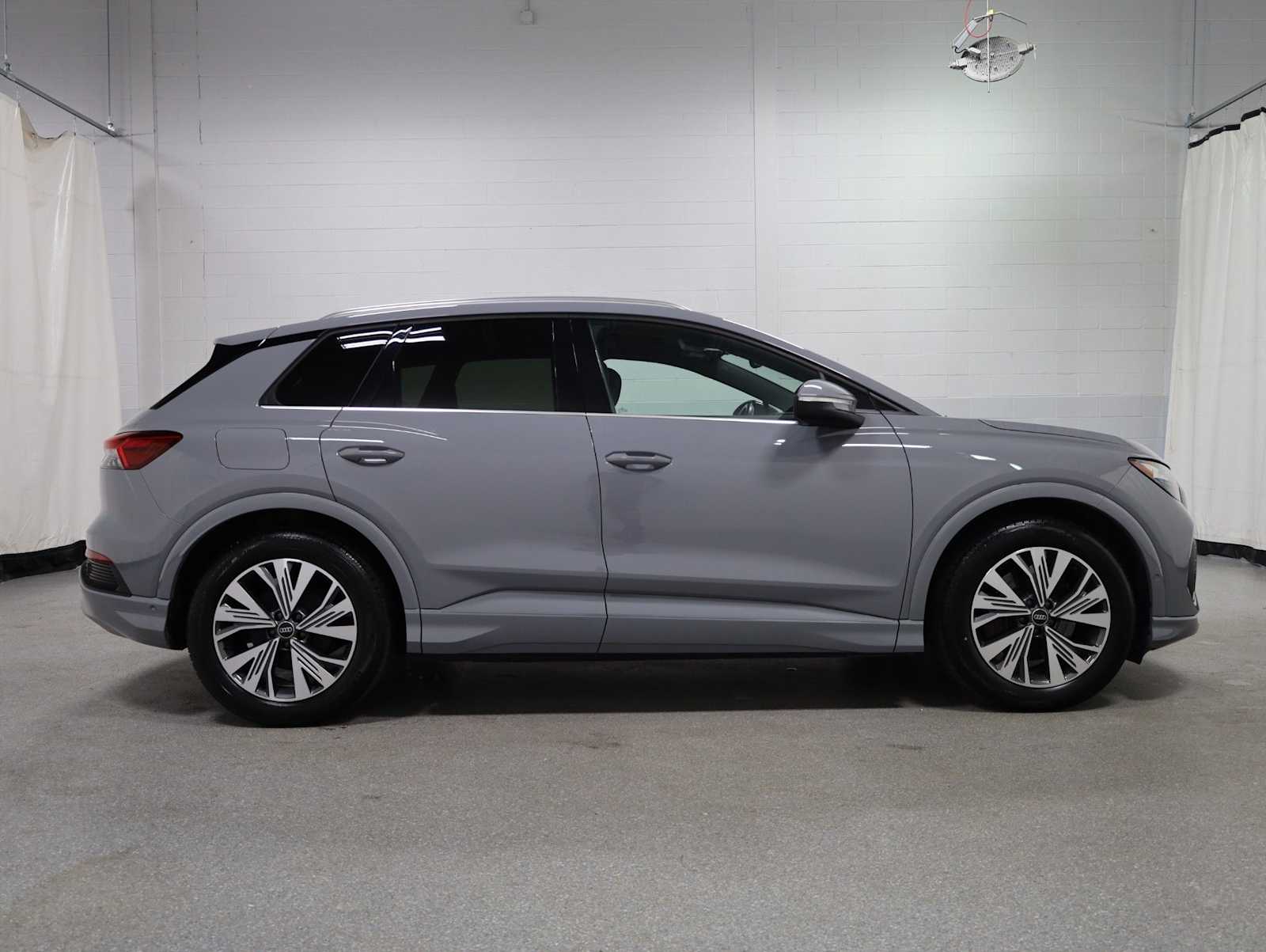 Thumbnail: 2023 Audi Q4 e-tron - 10