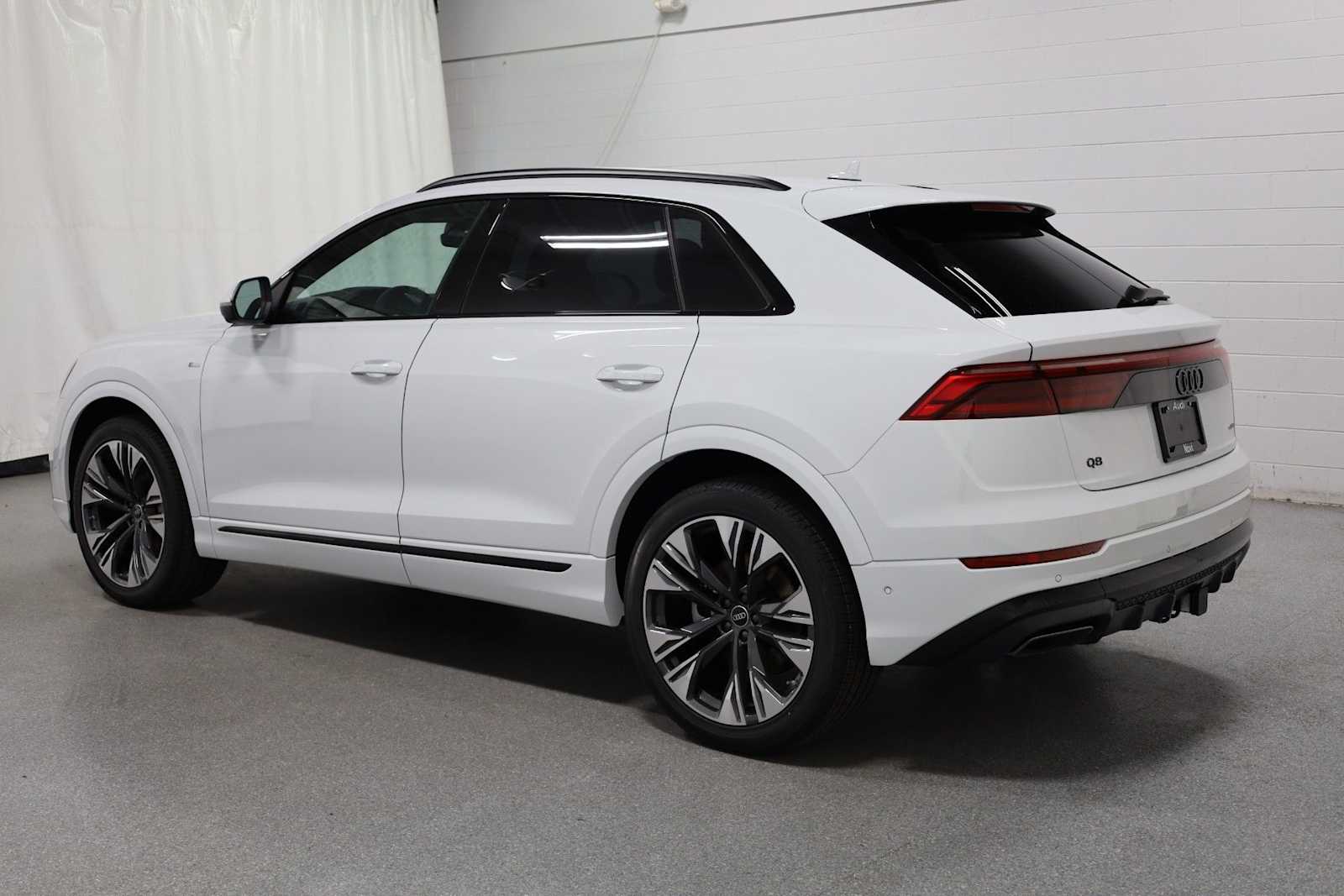 Thumbnail: 2026 Audi Q8 - 3