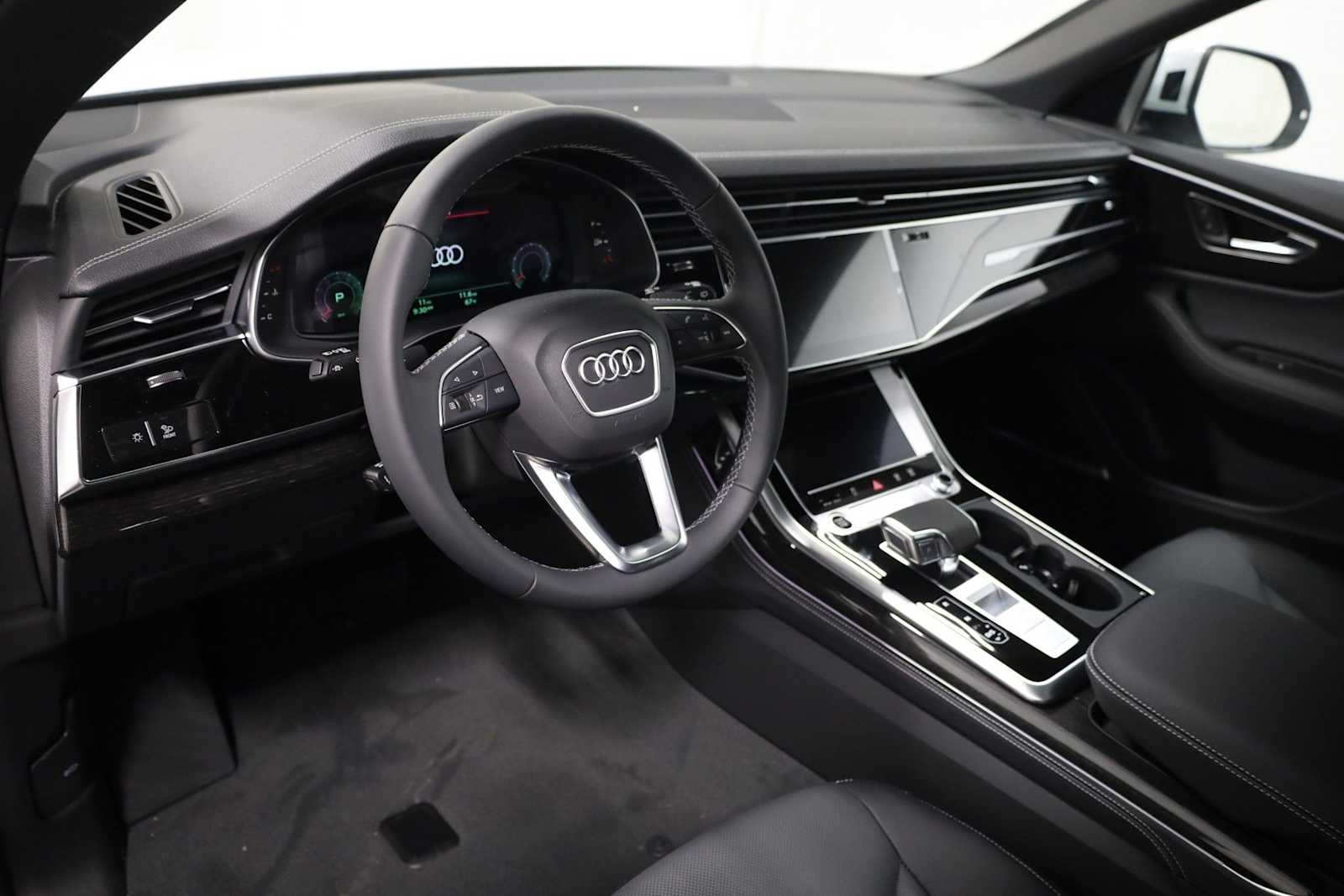 Thumbnail: 2026 Audi Q8 - 4