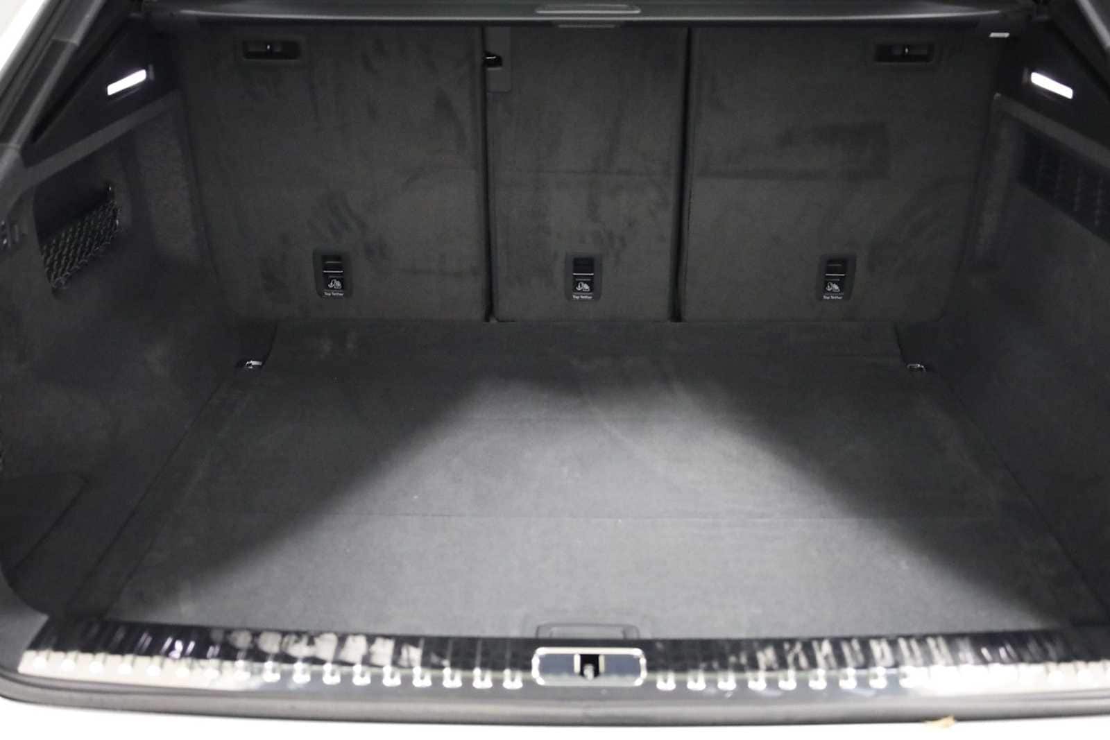 Thumbnail: 2026 Audi RS Q8 - 38