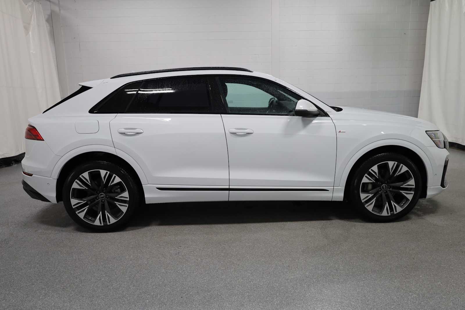 Thumbnail: 2026 Audi Q8 - 10