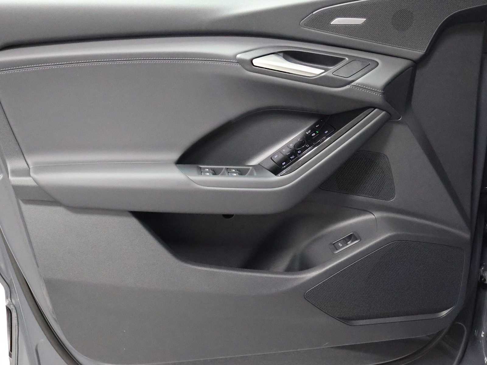 Thumbnail: 2027 Audi Q6 e-tron - 16