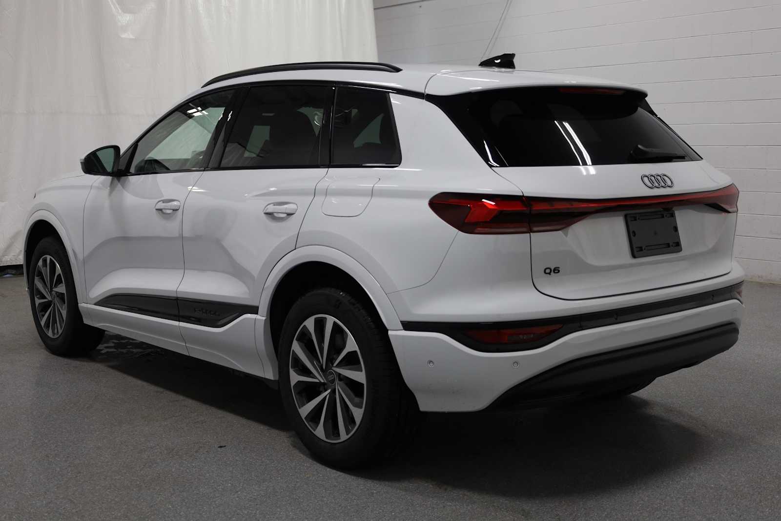 Thumbnail: 2025 Audi Q6 e-tron - 3