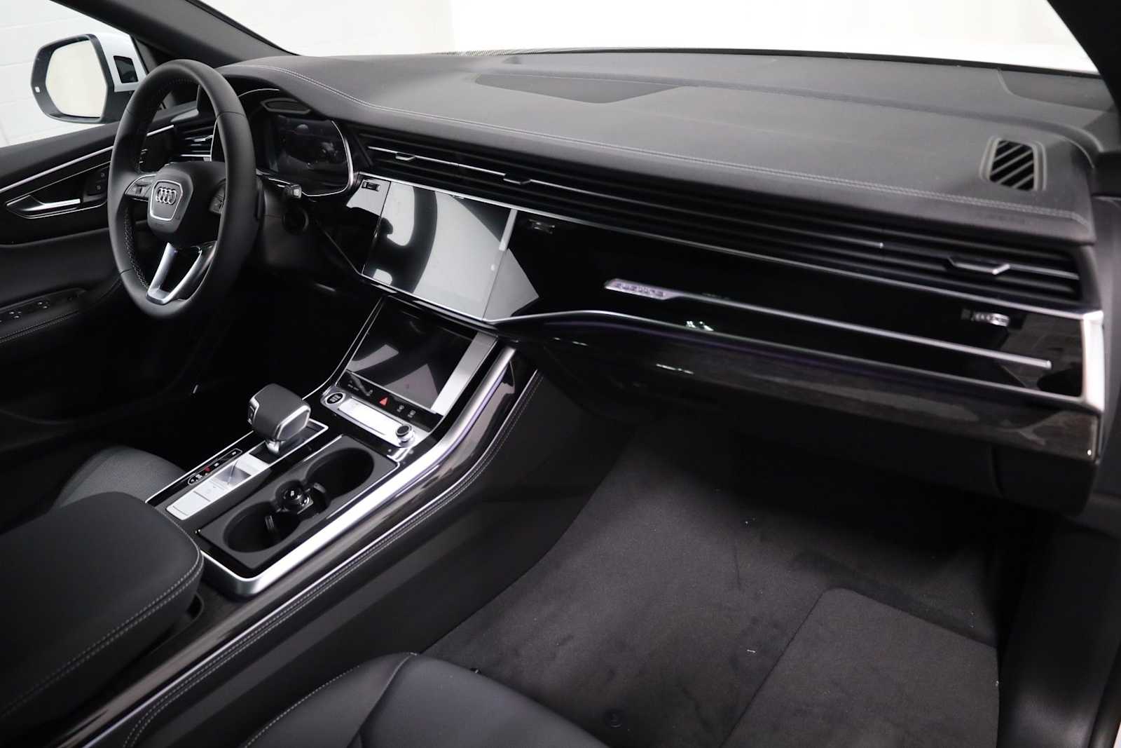 Thumbnail: 2026 Audi Q8 - 6