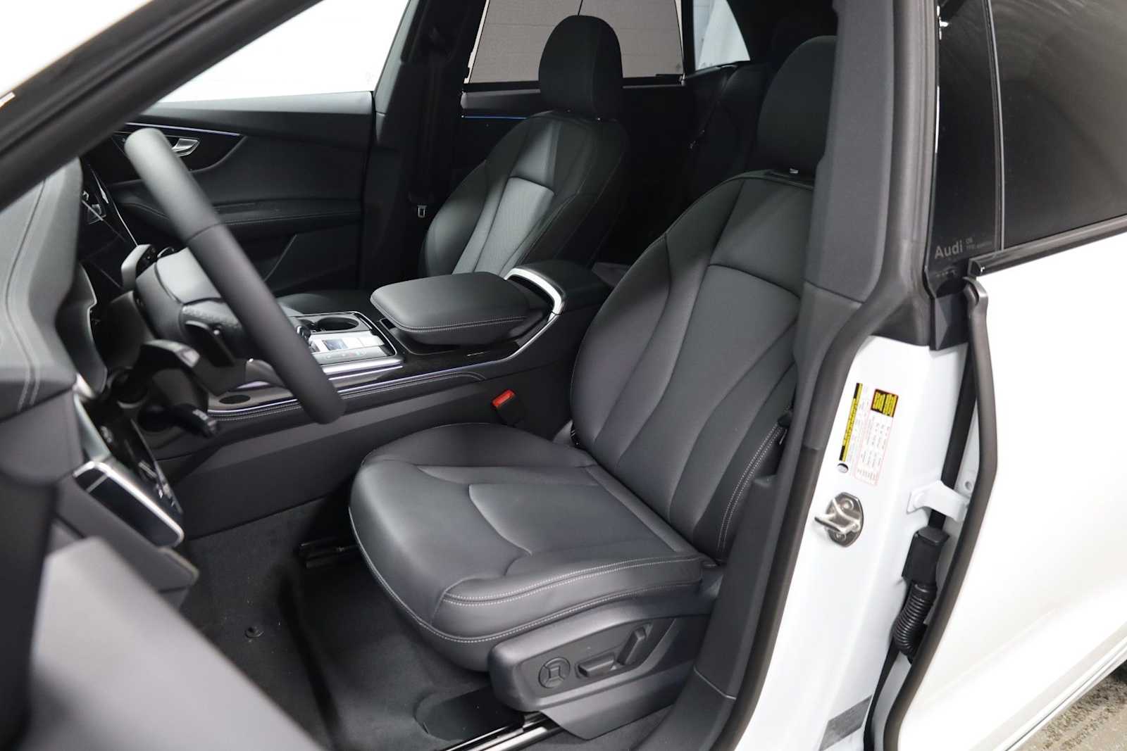 Thumbnail: 2026 Audi Q8 - 5