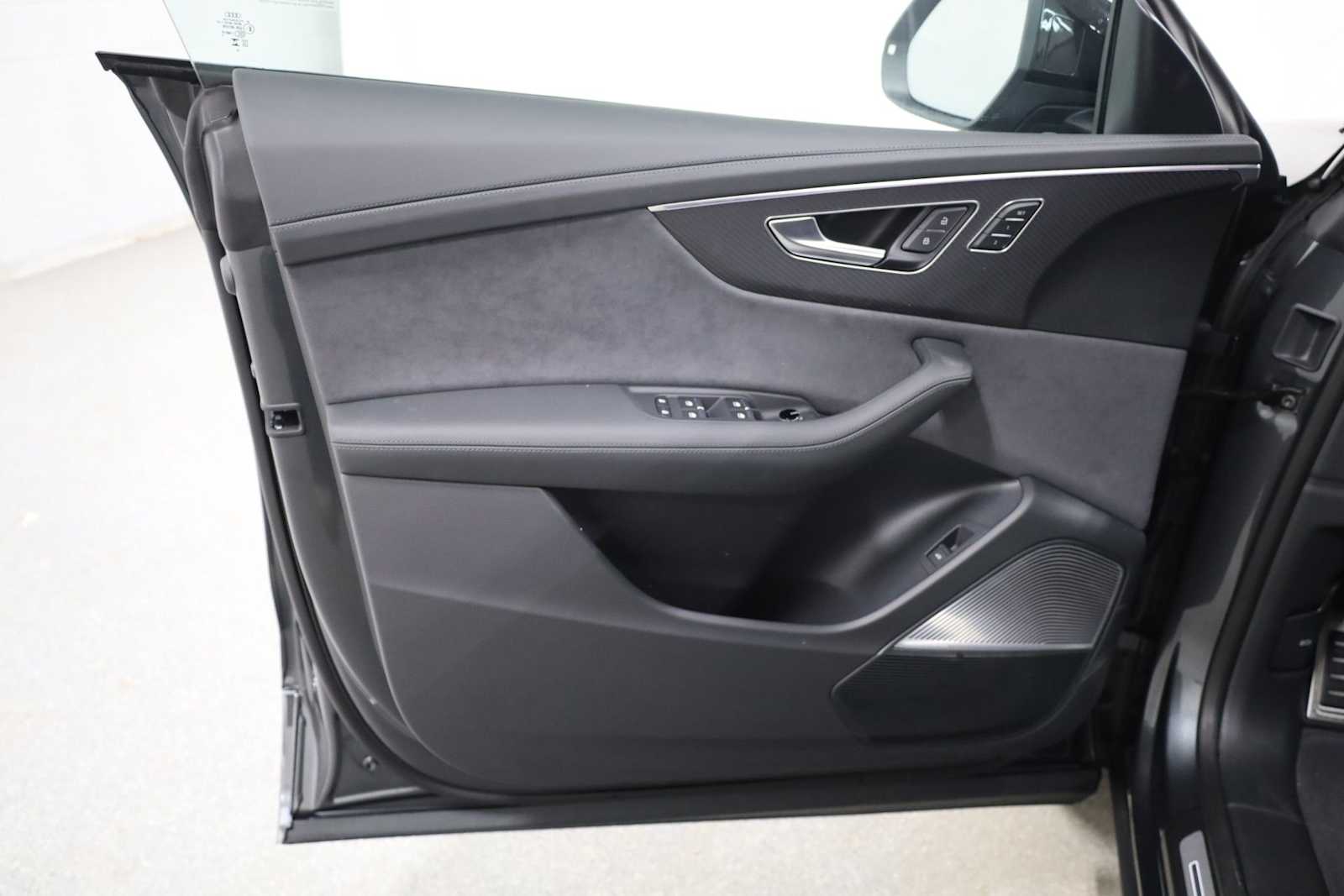 Thumbnail: 2026 Audi RS Q8 - 15