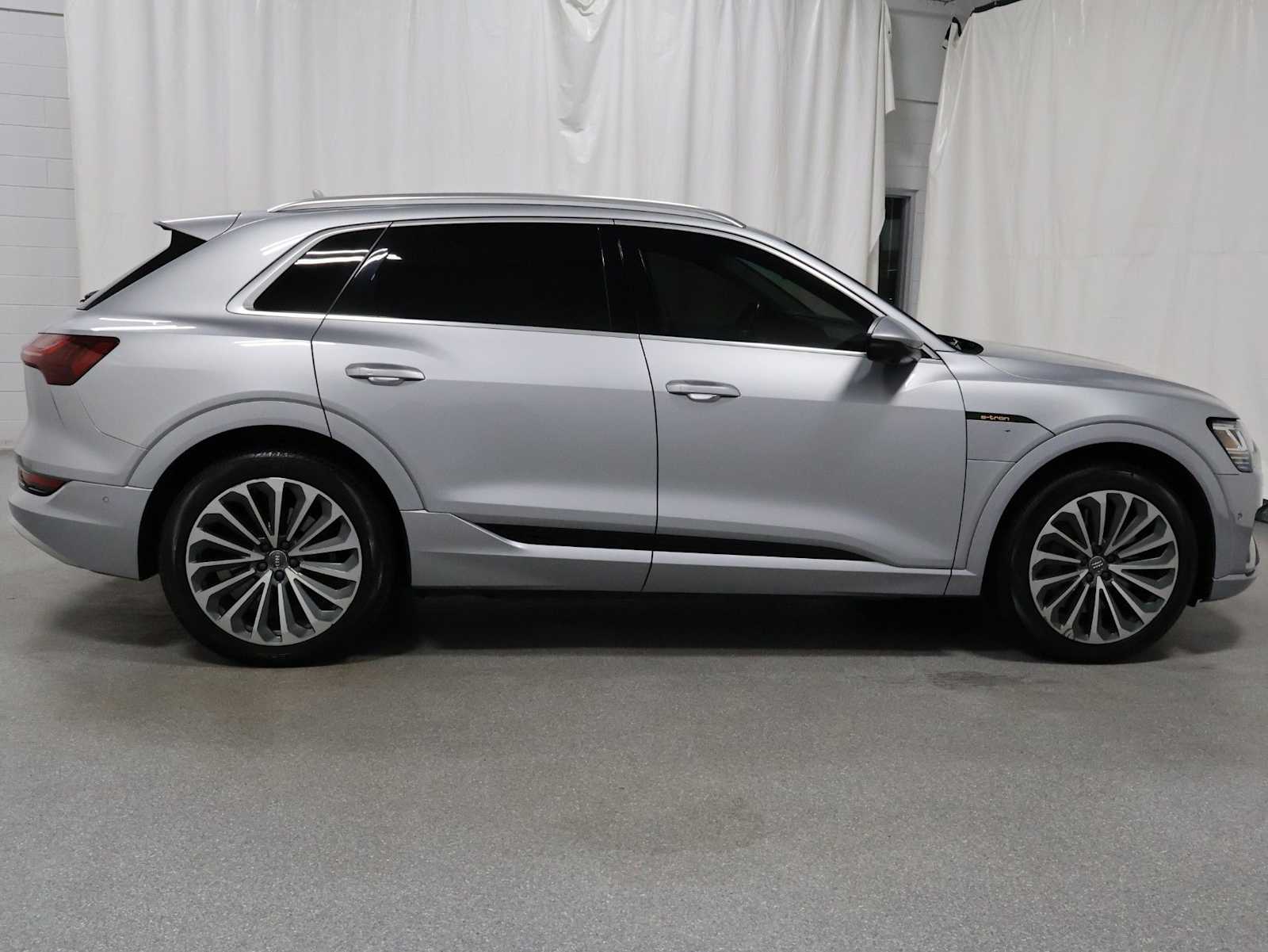 Thumbnail: 2019 Audi e-tron - 9