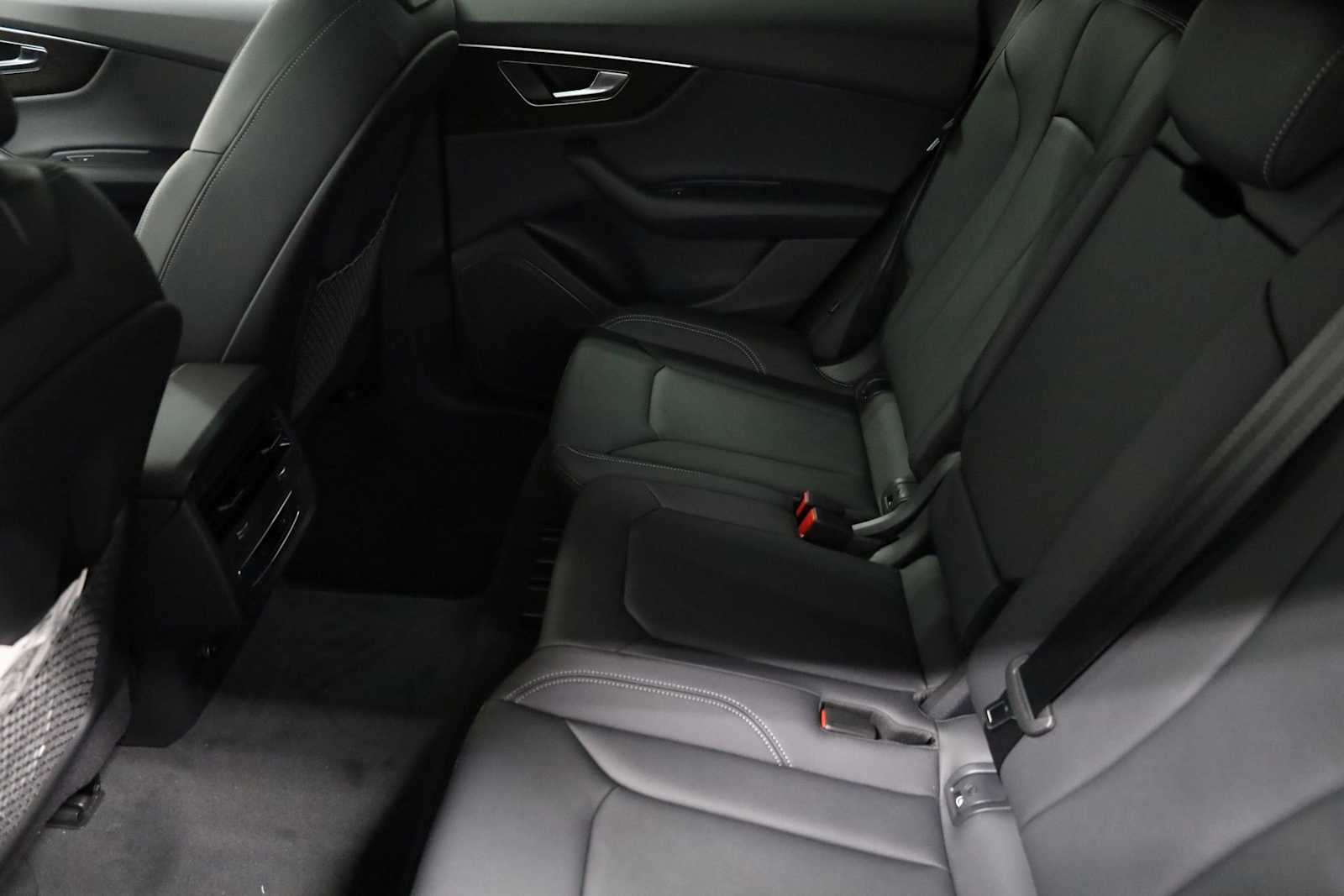 Thumbnail: 2025 Audi Q8 - 32