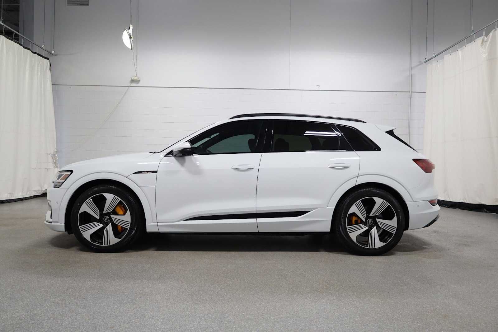Thumbnail: 2023 Audi e-tron - 2