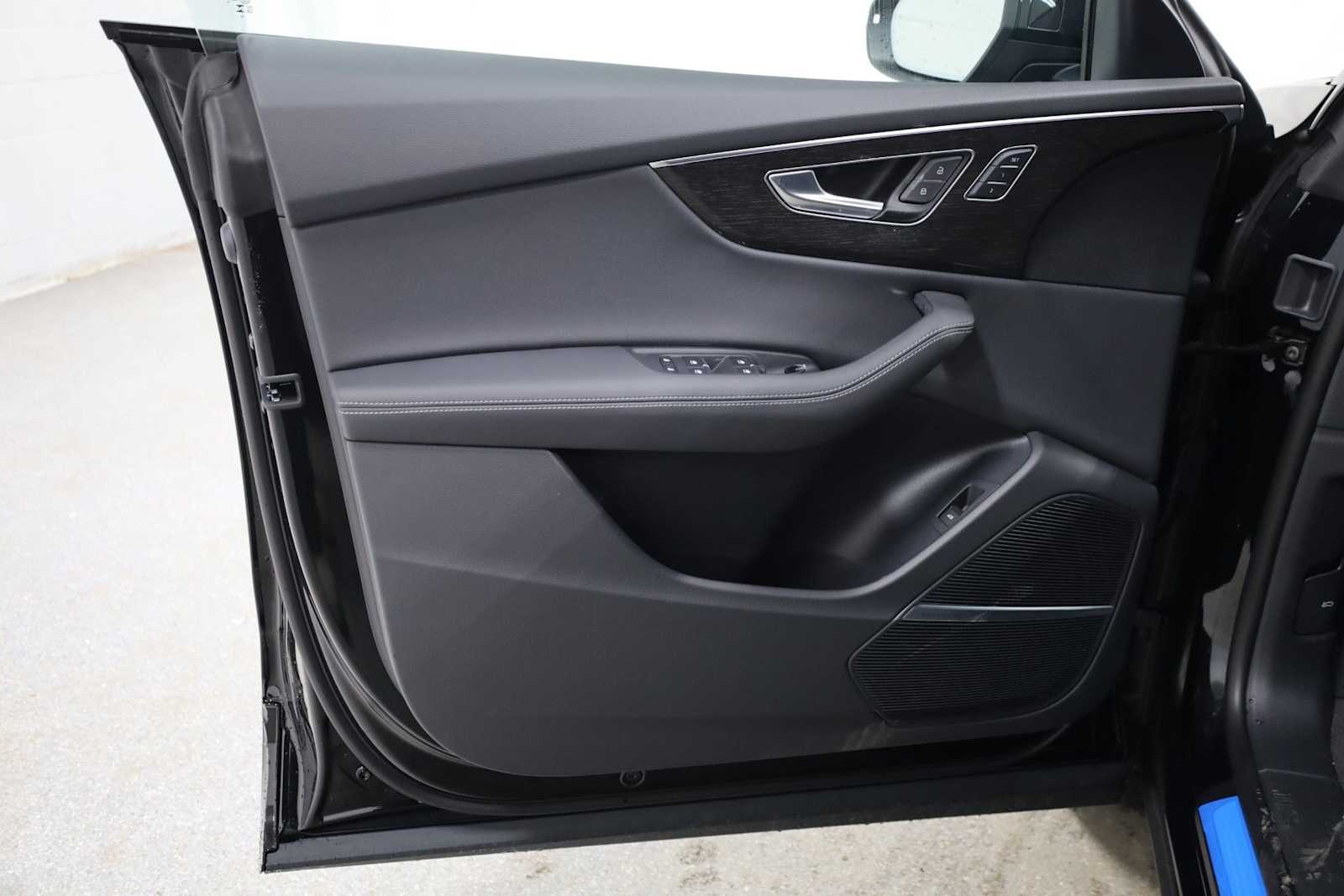 Thumbnail: 2026 Audi Q8 - 16