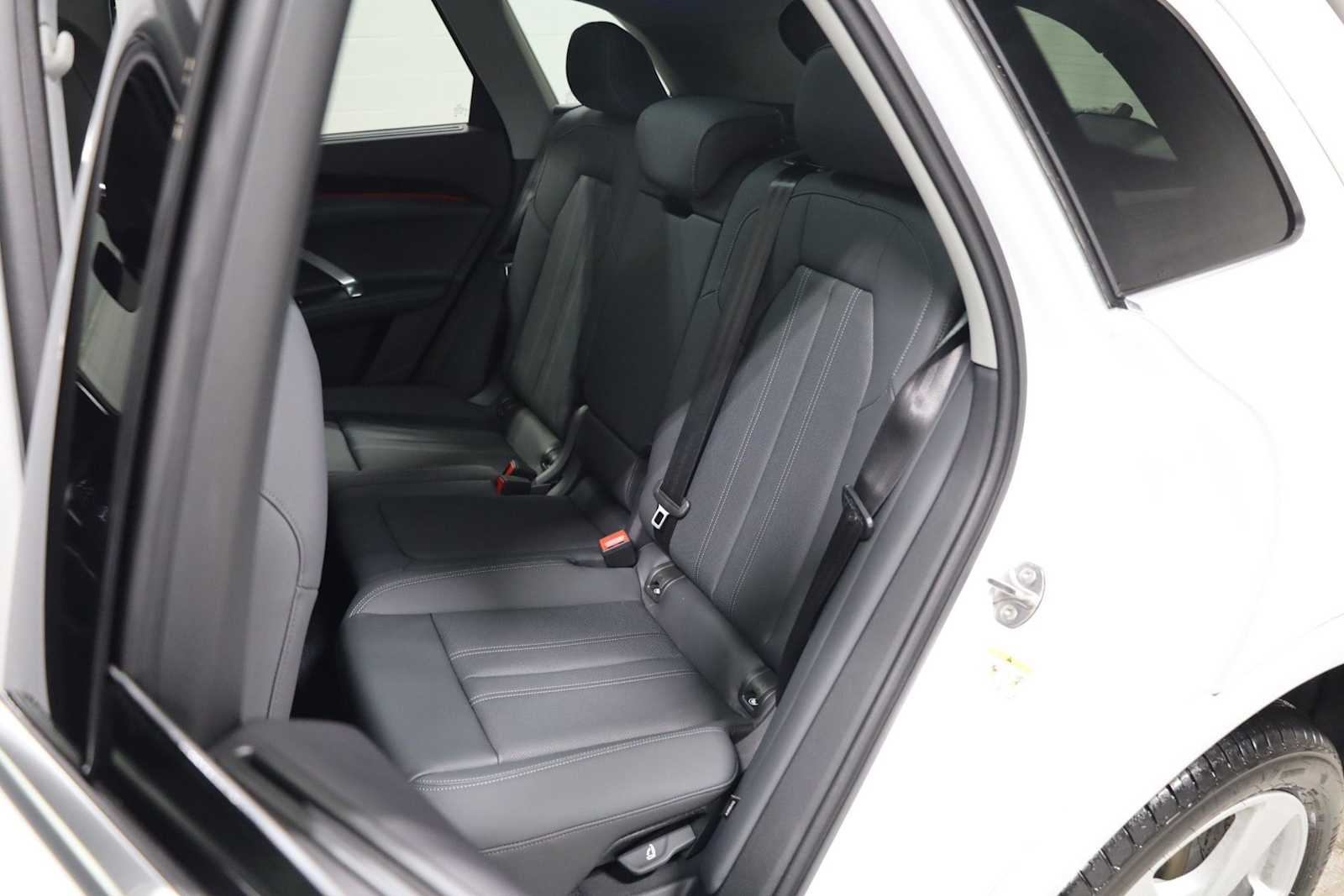 Thumbnail: 2025 Audi Q5 - 33