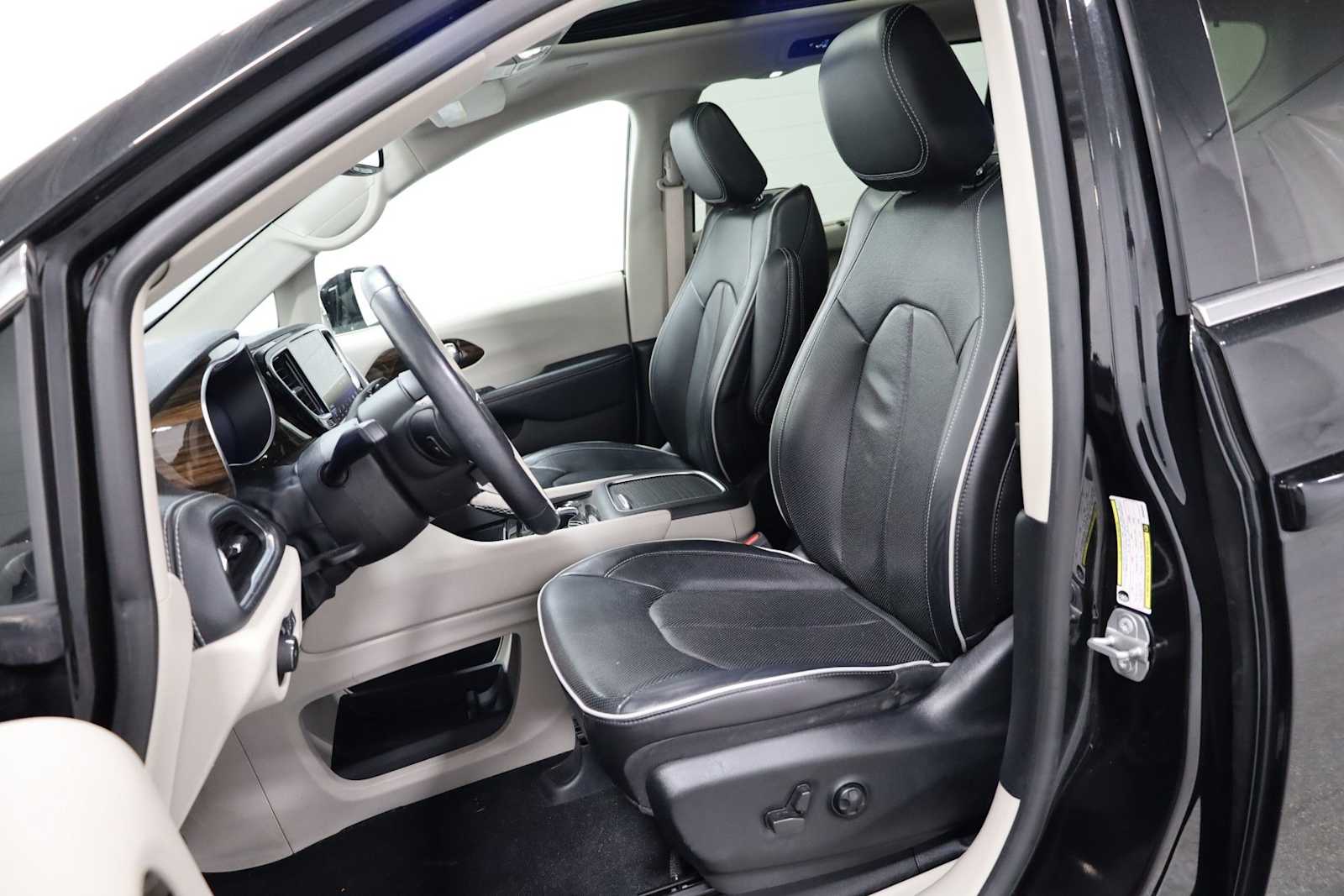 Thumbnail: 2021 Chrysler Pacifica - 5