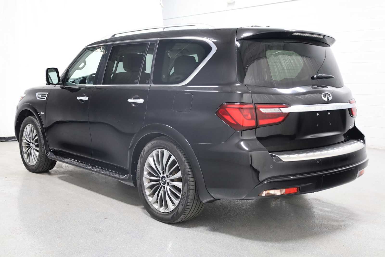 2019 Infiniti QX80 Luxe photo 3