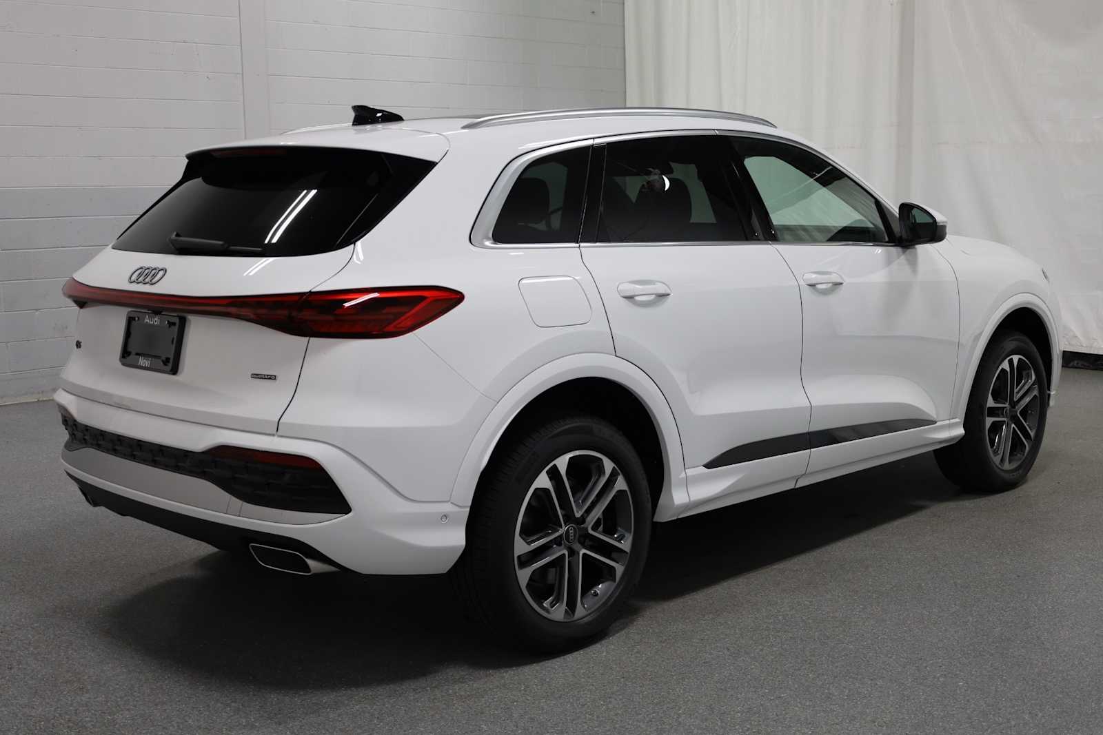 Thumbnail: 2025 Audi Q5 - 8