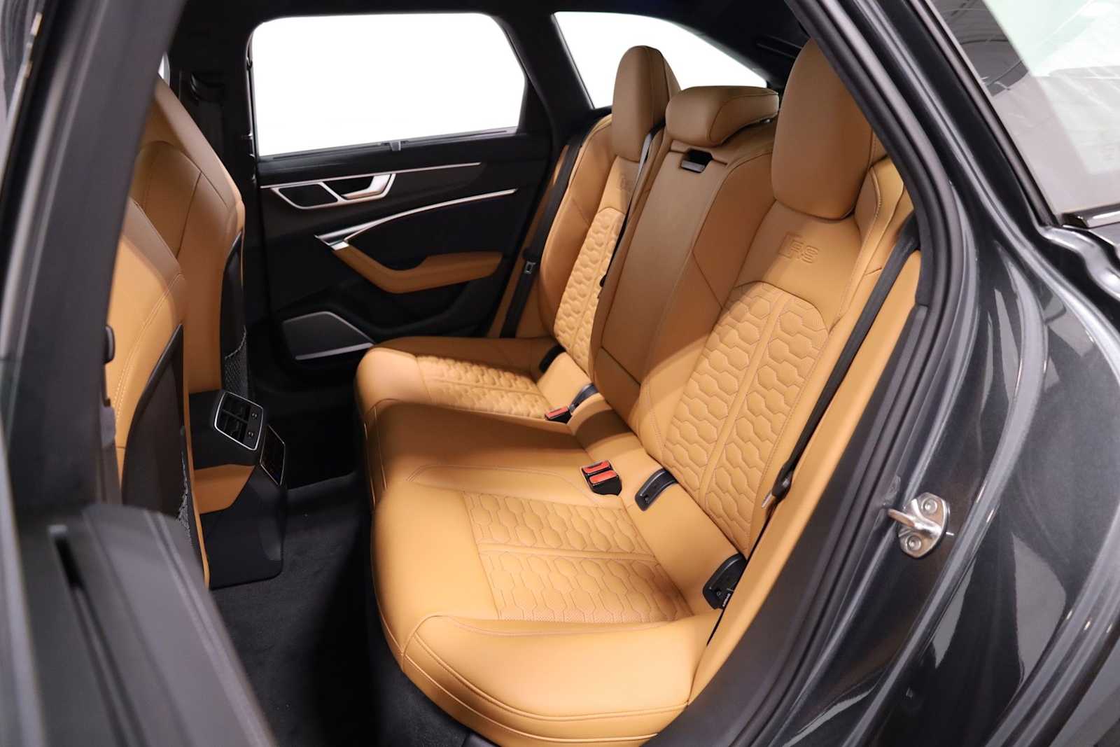 Thumbnail: 2026 Audi RS 6 - 34